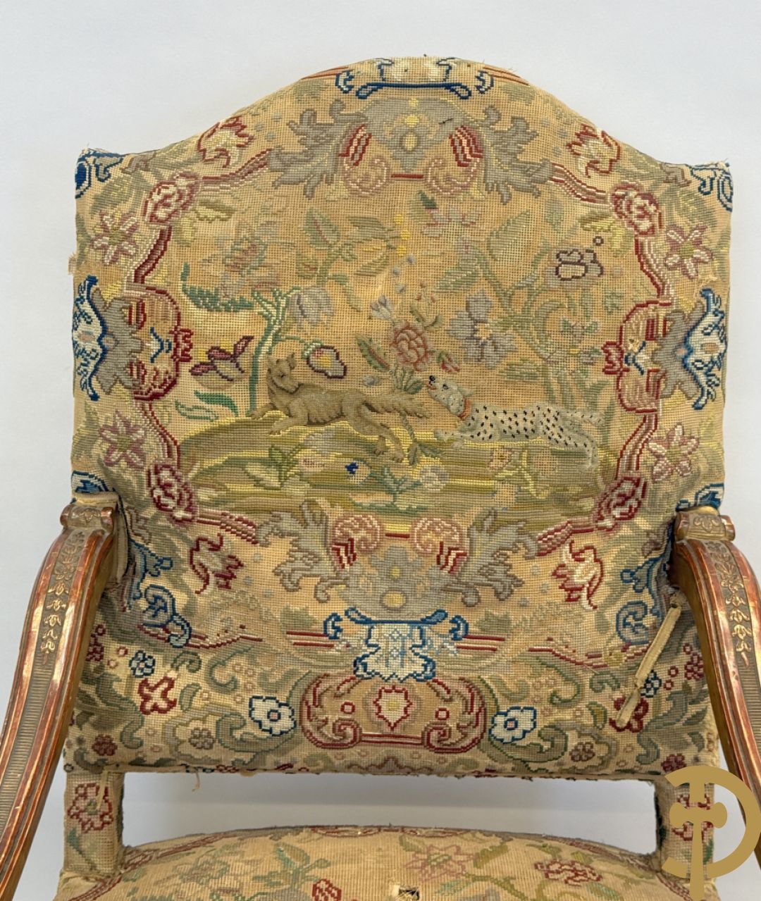 Vier vergulde Louis XIV kasteelarmzetels met geanimeerde scènes in petit points, 19e