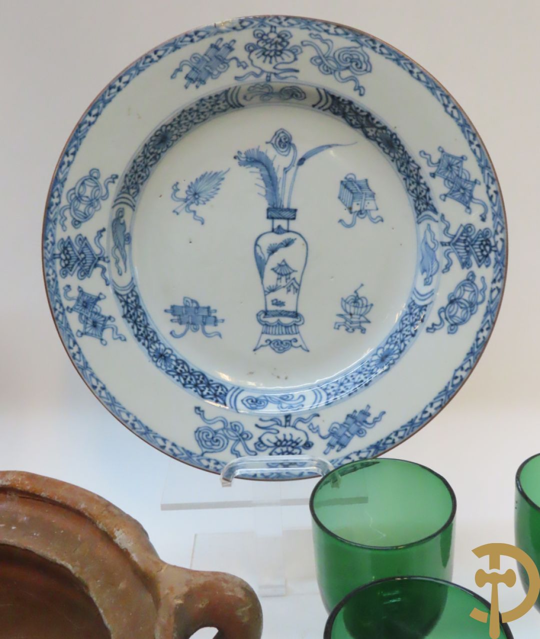 Mondgeblazen gekleurd glasservies + Chinees blauw/wit bord + Delfts bord + Vieux Bruxelles vaasjes e.a.