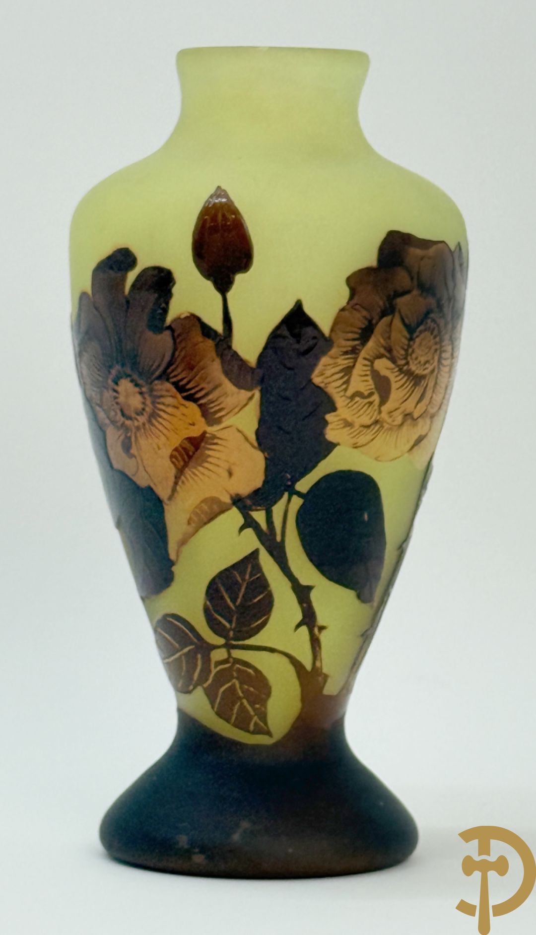 Vaas in glaspasta met gestyleerd bloemendecor, gemerkt Tudor