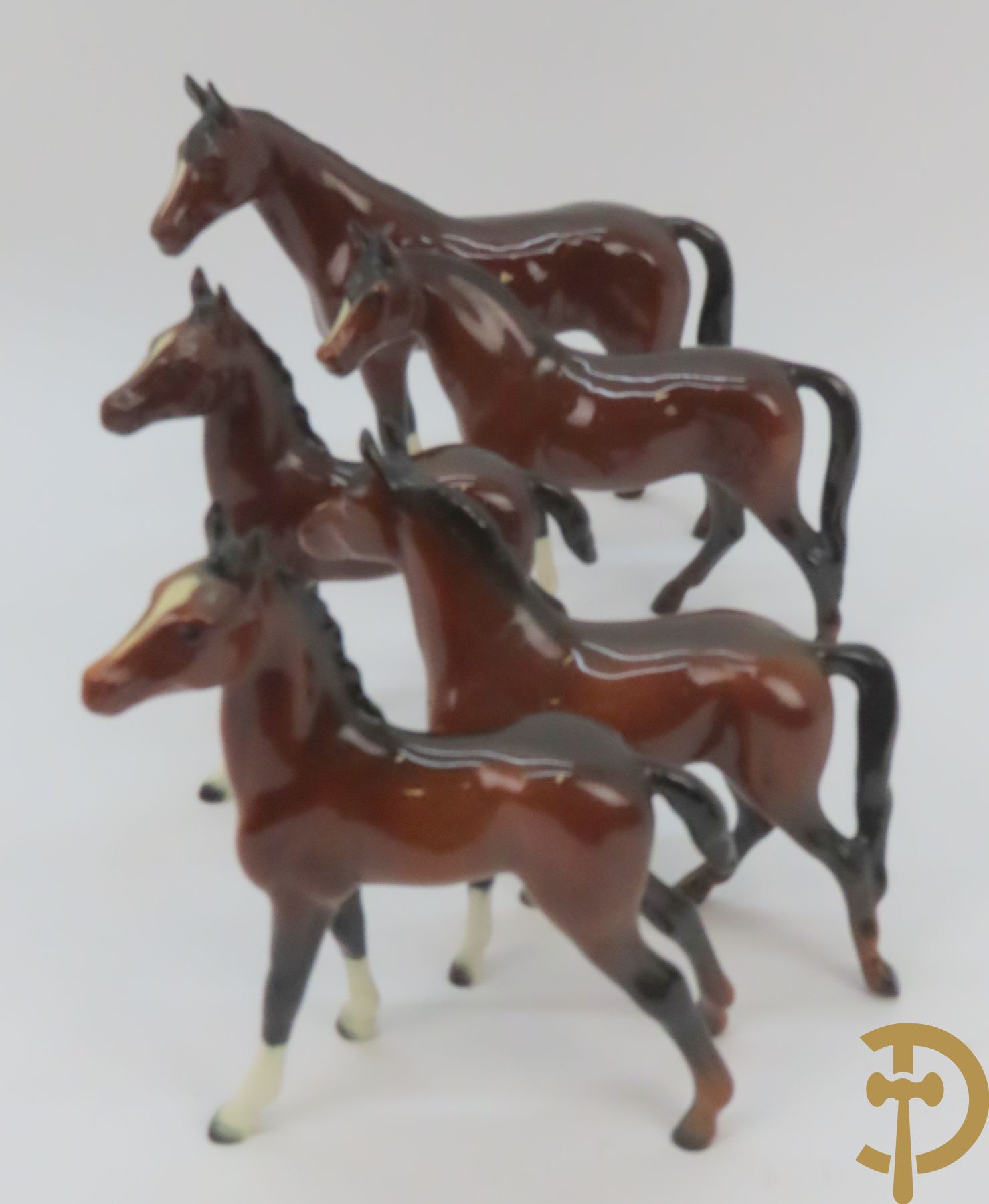 Twaalf porseleinen paarden, onderaan getekend Goebel West Germany