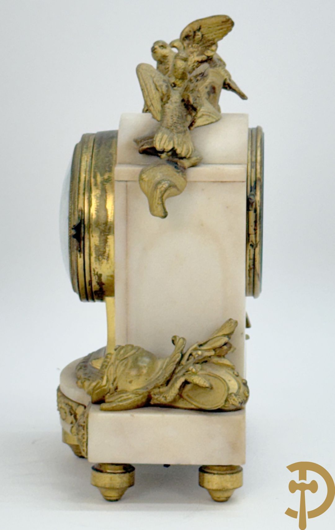 Driedelige garnituur met bronzen ornamenten van vogels en accanthusranken op marmeren basis