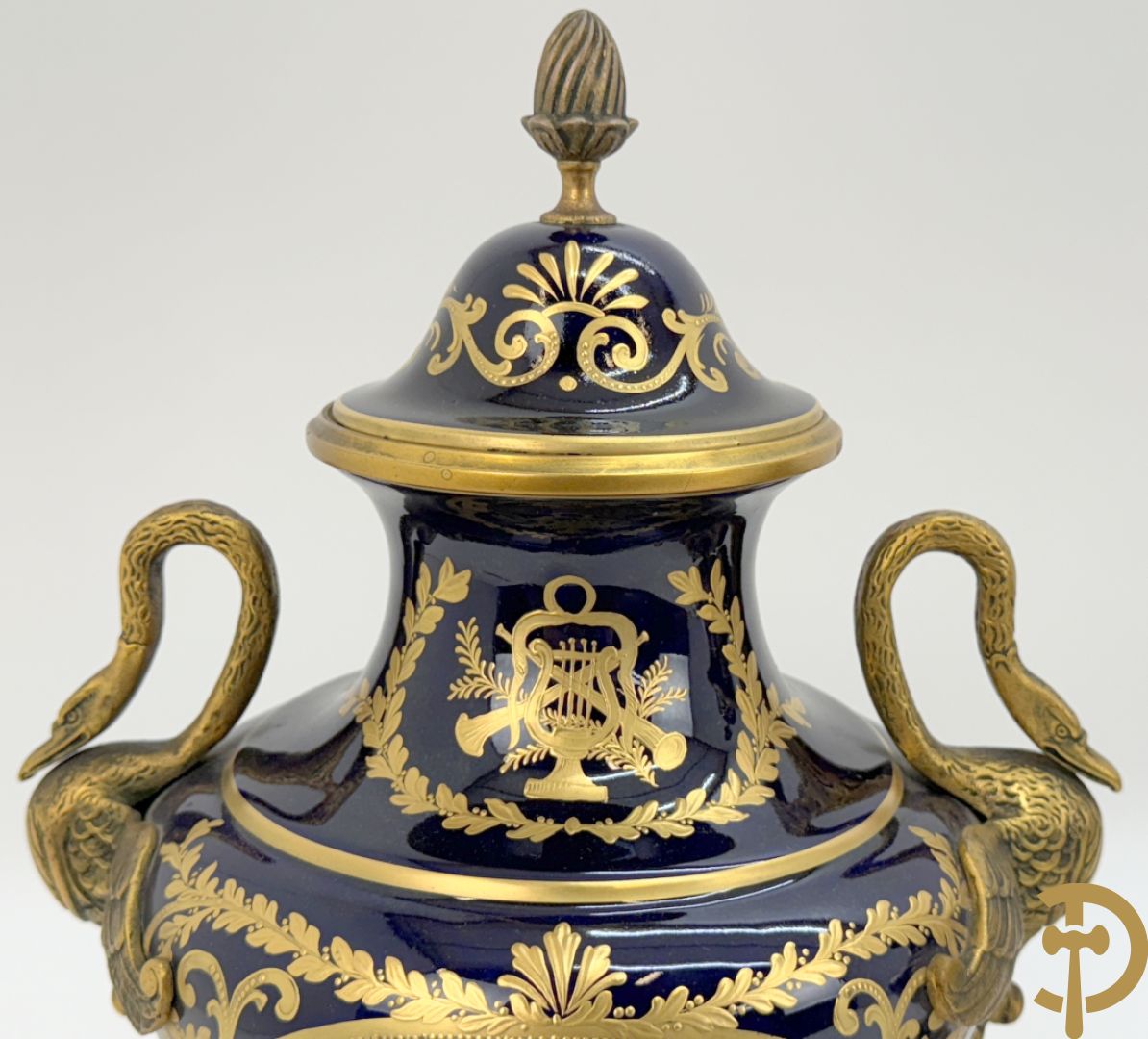 Paar porseleinen Sèvres cassolettes met handbeschilderd romantisch decor op blauwe fond, zijdelings met bronzen zwanen, Chateaux de Sceaux  gemerkt onderaan, Missant J. getekend