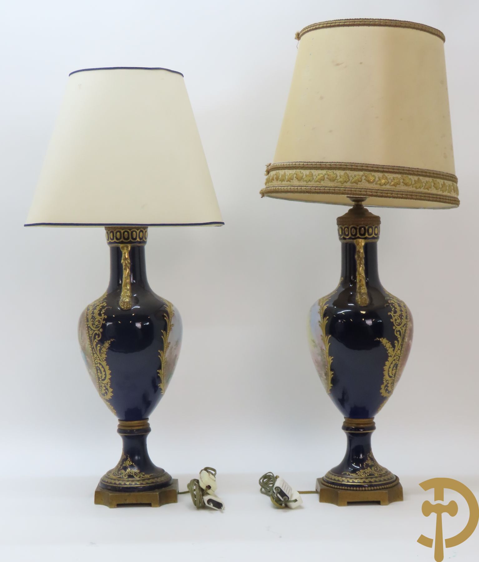 Paar kobaltblauwe porseleinen vazen met dubbel motief als lampadaire