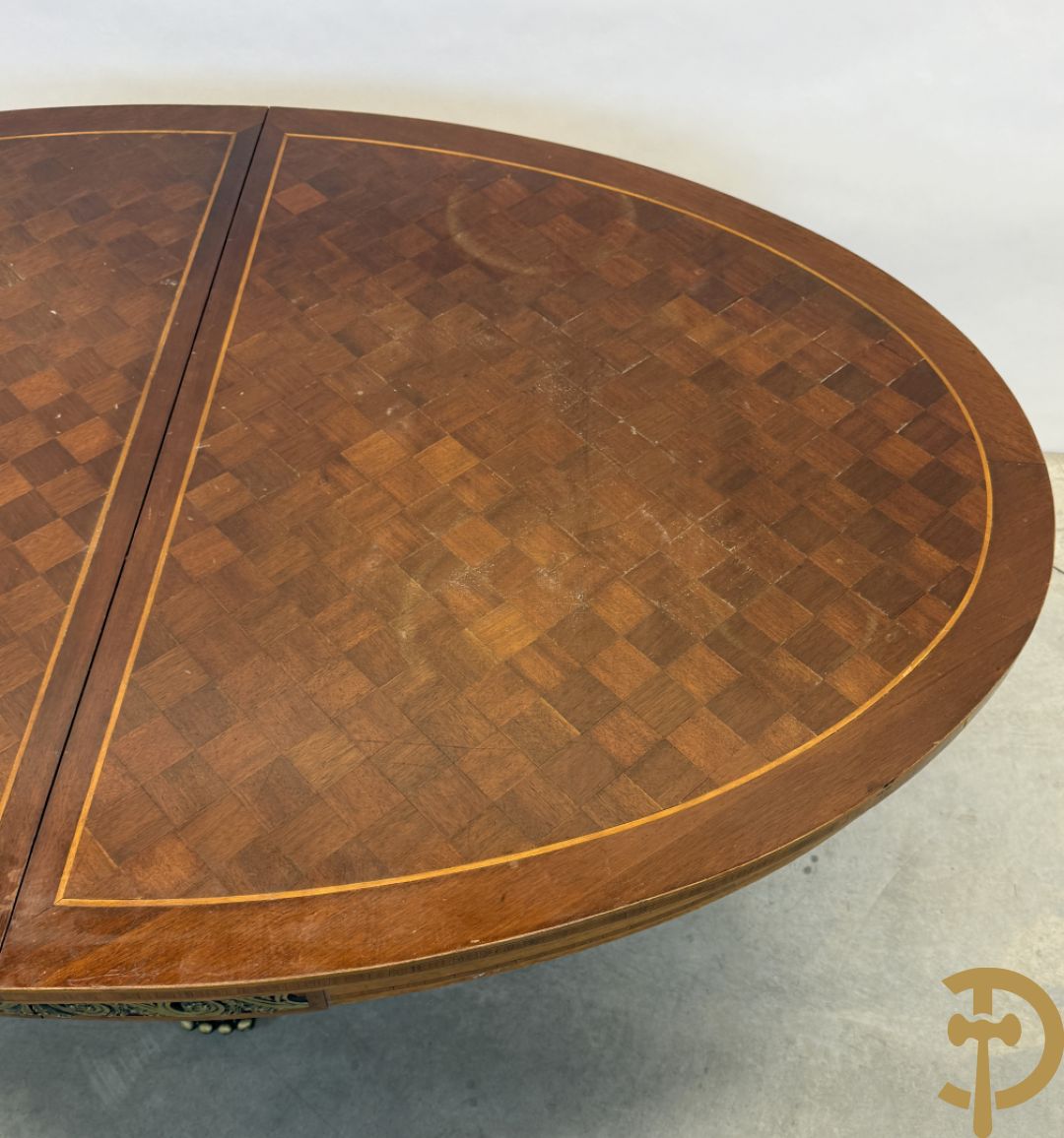 Ovale geparketteerde notelaren tafel bezet met bronzen ornamenten, Art deco Decoene