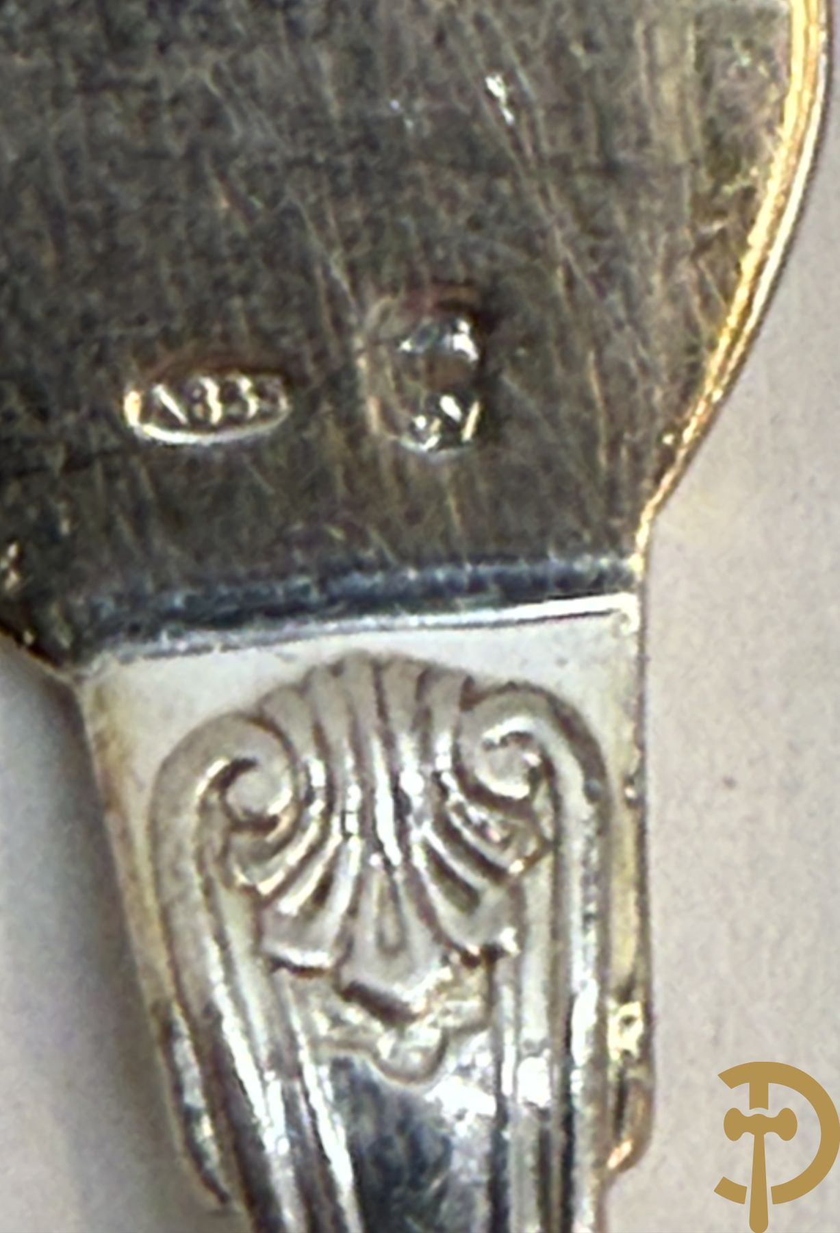 Massief zilveren bestek Wolfers bestaande uit 12 vorken (979 gram), 12 lepels (1028 gram), 11 messen, 12 visvorken (553 gram), 12 vismessen (690 gram), 12 dessertmessen, 10 koffielepels (296 gram), 12 ijslepels (369 gram), 3 botermesjes en scheplepeltje (165 gram), 5  grote stukken (samen 557 gram) waarvan slacouvert, 2 taartscheppen en wildvork + sauslepel met zelfde decor maar Metal Blanc