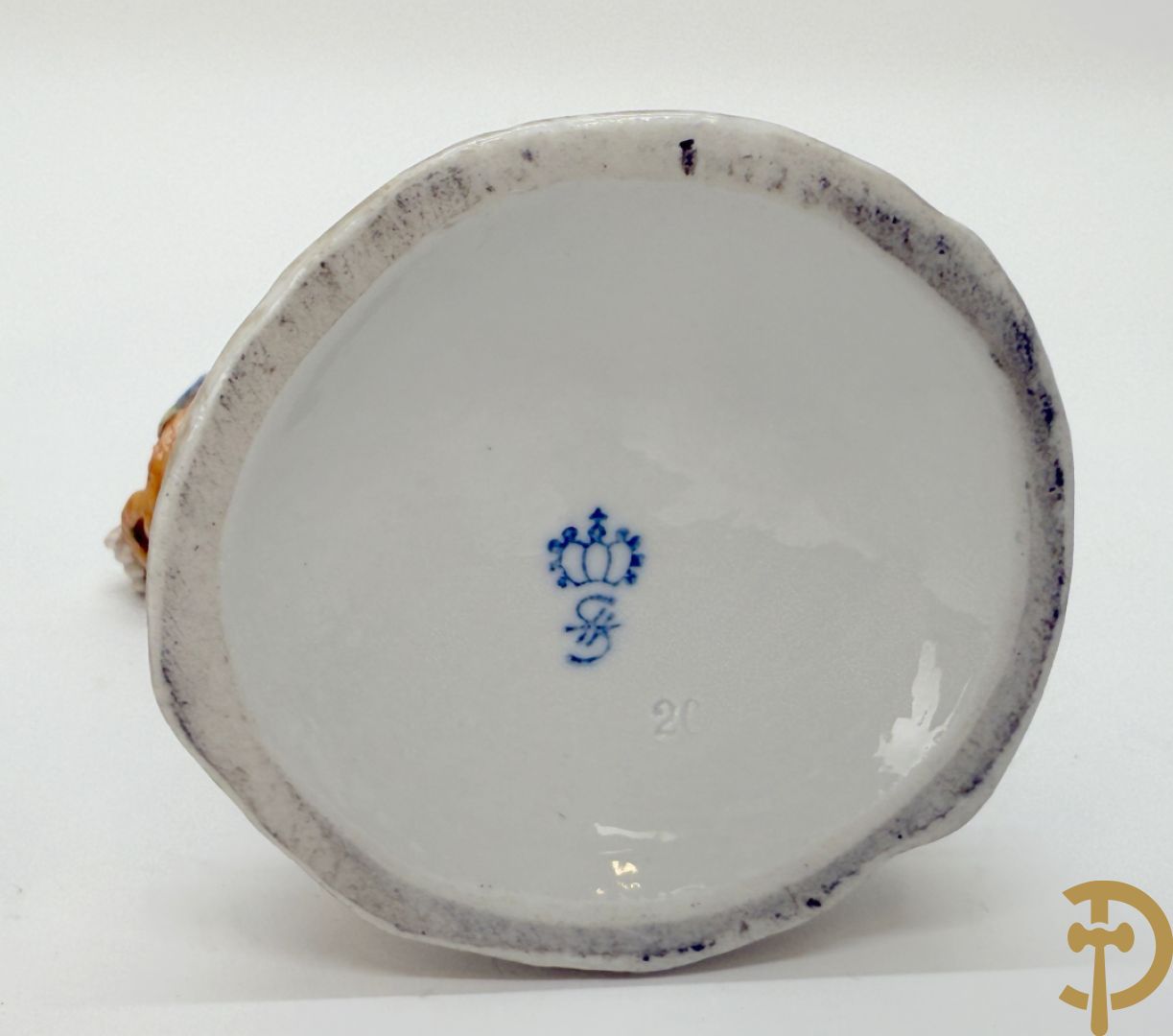 Vijf porseleinen lieftallige figuren, Unterweisbach en Sax + 2 porseleinen consooltjes met rocailles