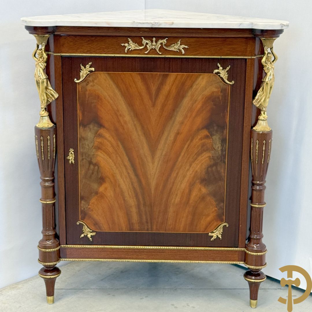 Notelaren hoekkast bekroond met dame, zijdelings met ballusters - met wit marmeren blad