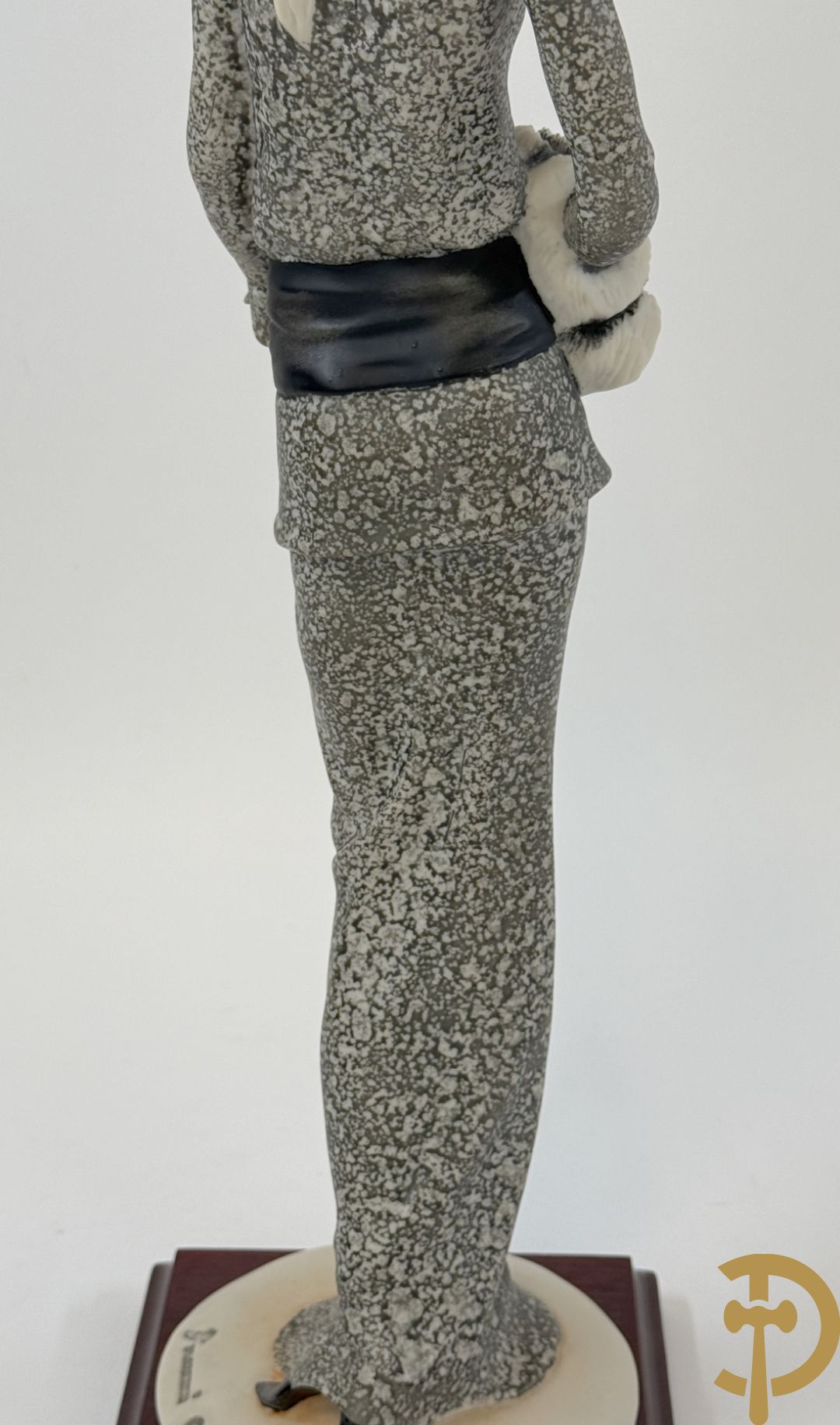 Italiaanse biscuitgroepen w.o. grote groep met 2 liggende naakte dames met zwaan, jongeman op rots, vioolspeler met edeldame, dame met kanten jurk en kinderen + Armani G. getekend 