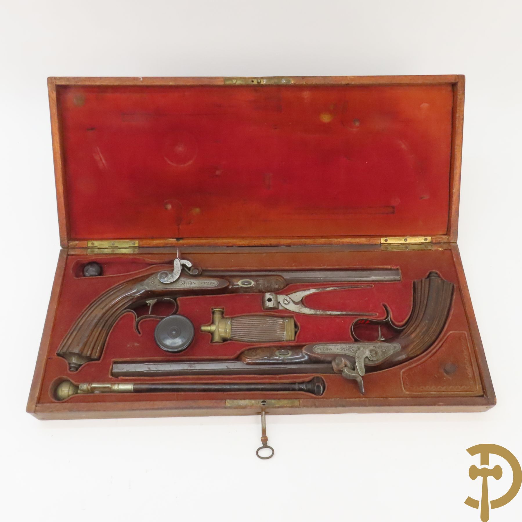 Antieke duelleerkoffer met paar percussie duelleerpistolen met notelaren handvat - (Antiek sierwapen daterend voor 1893 - kopers gebonden aan de Belgische wetgeving)