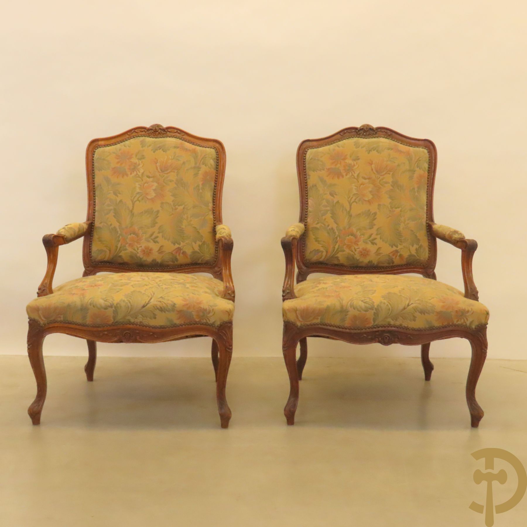 Paar Louis XV armzetels met rocailles, voluutvormige poten en armleuningen