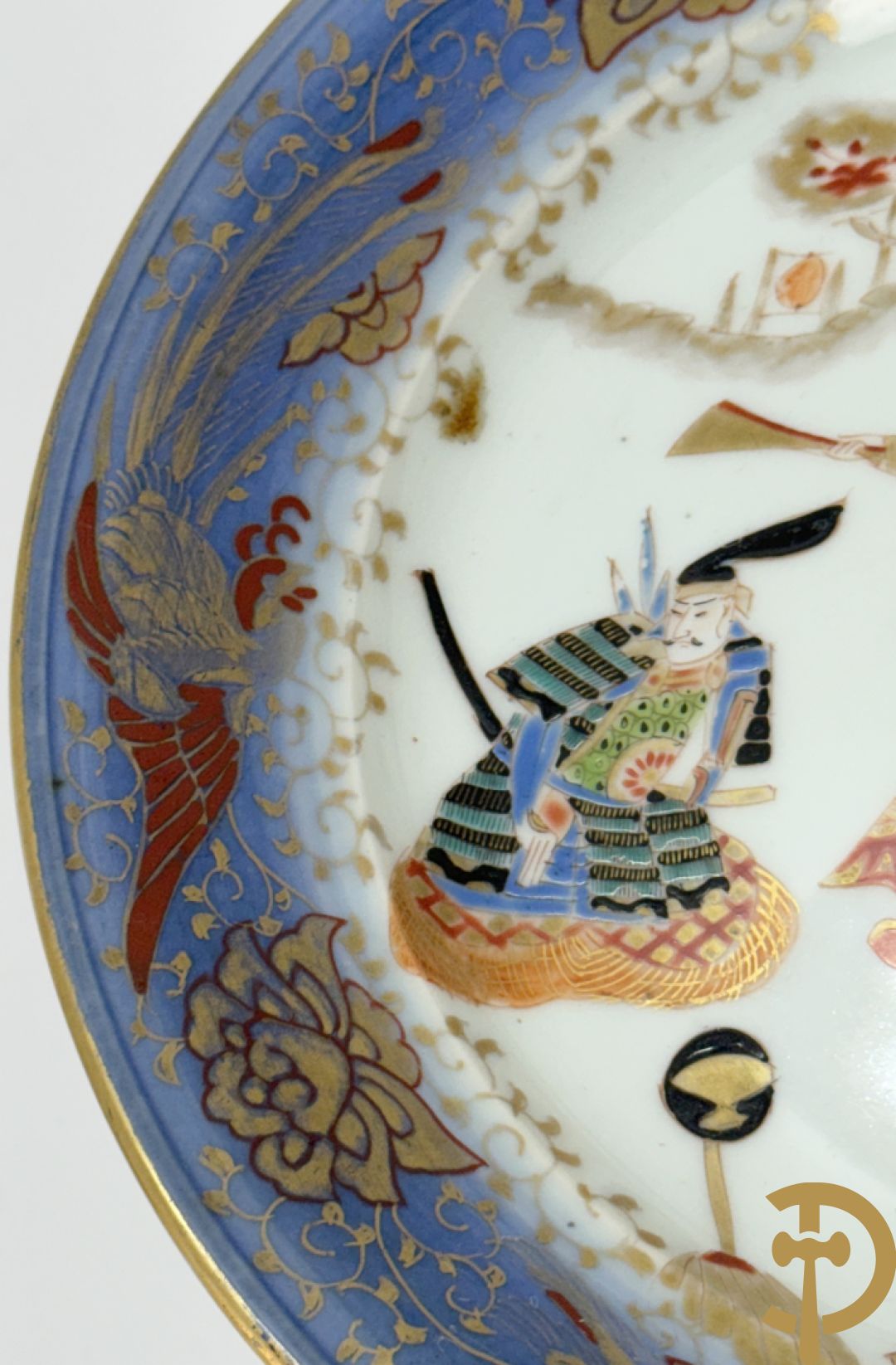 Paar Japanse meerkleurige porseleinen schalen met krijgerdecor op voet