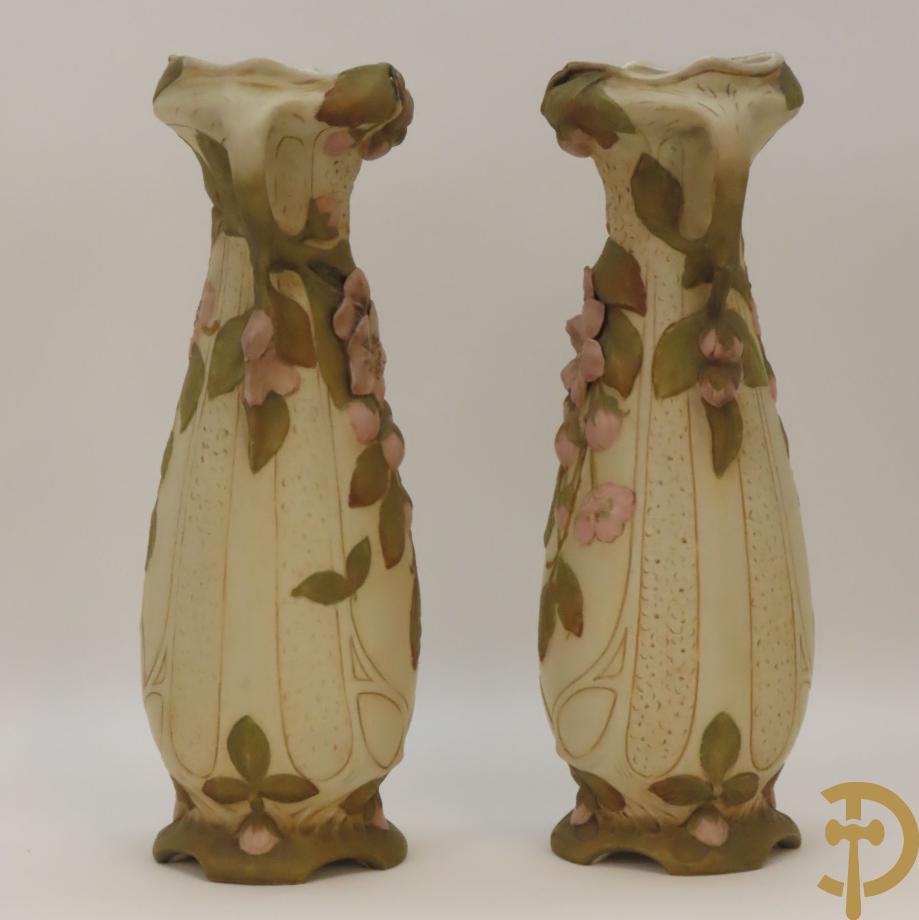 Paar Royal Dux vazen, Art Nouveau stijl, met bloemen bezet, Nummer 5505
