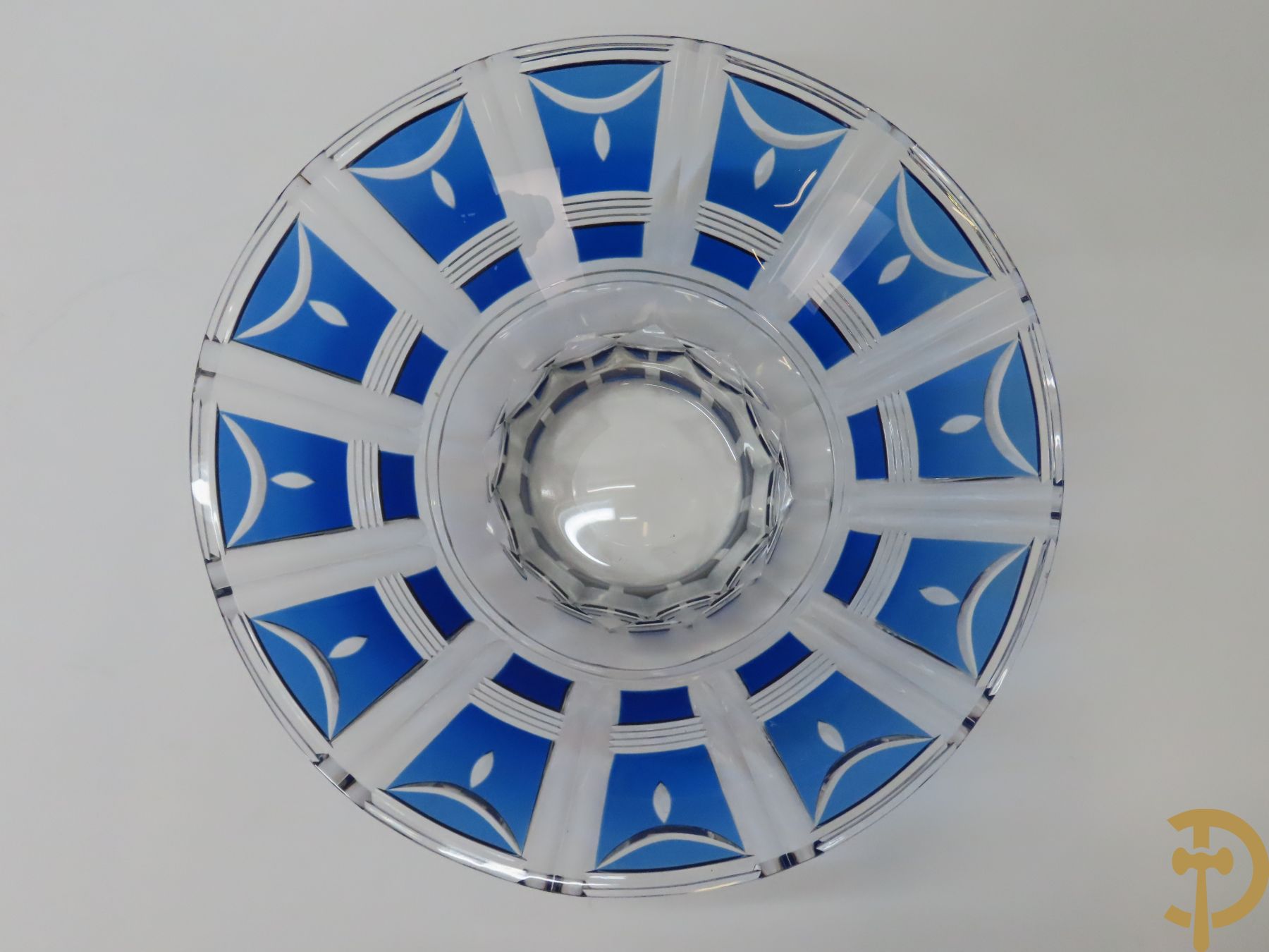 Blauwe handgeslepen kristallen Val-Saint-Lambert coupe, Art Deco periode