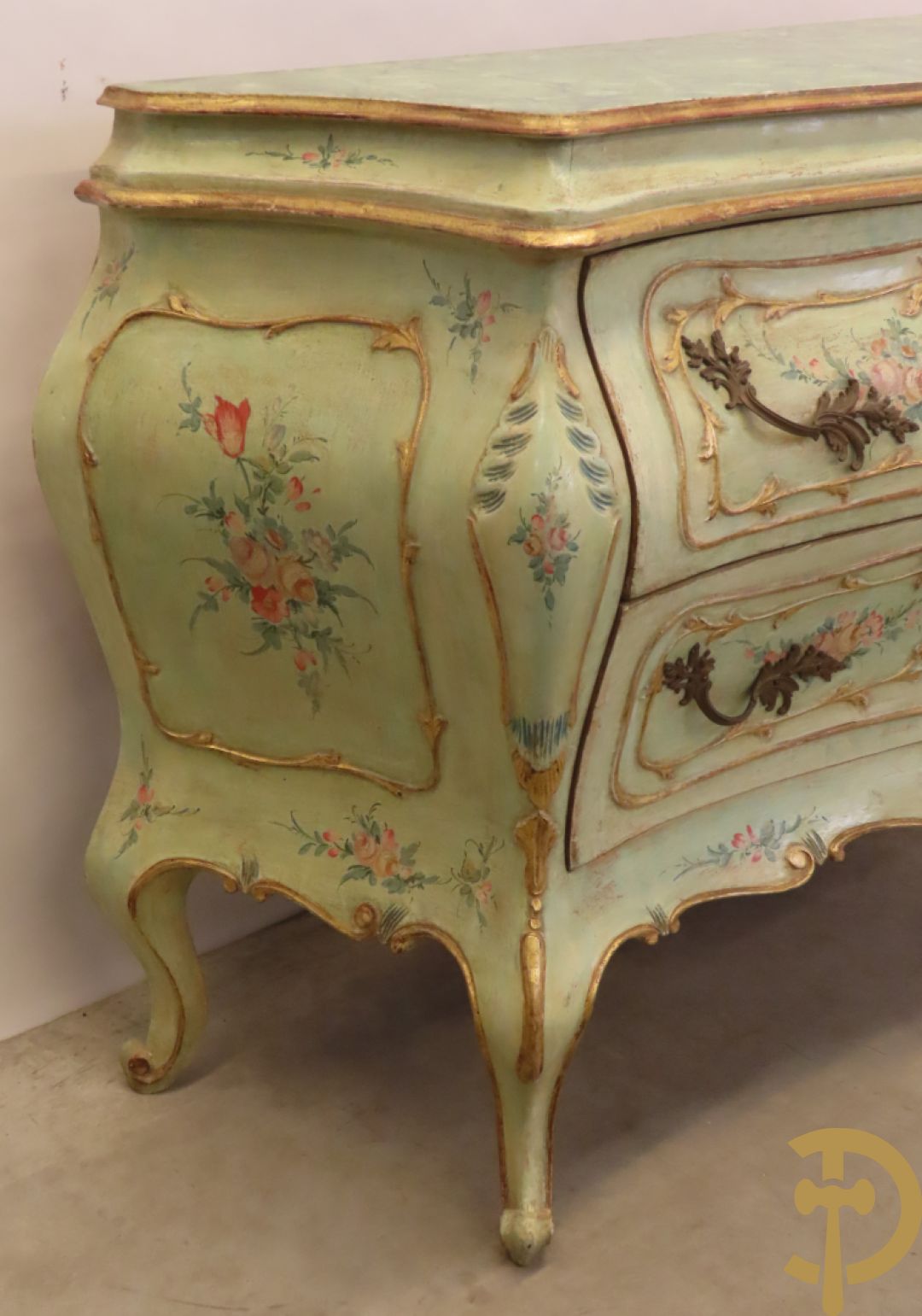 Gegalbeerde tweeladencommode op voluutvormige poten met verguld en beschilderd bloemendecor