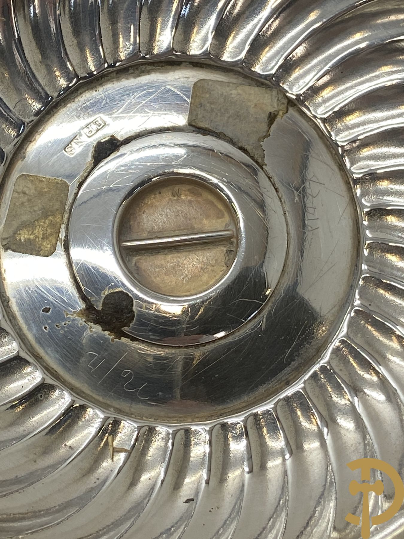 Verzilverd koffiestel MFD & Plated by Reed & Barton 2046 bestaande uit koffiekan, melkkan en suikerpot met ovale medaillons + verzilverde coupe met eekhoorn en rocaille + verzilverde coupe met glas + Verzilverde schenkkan met houten handvat