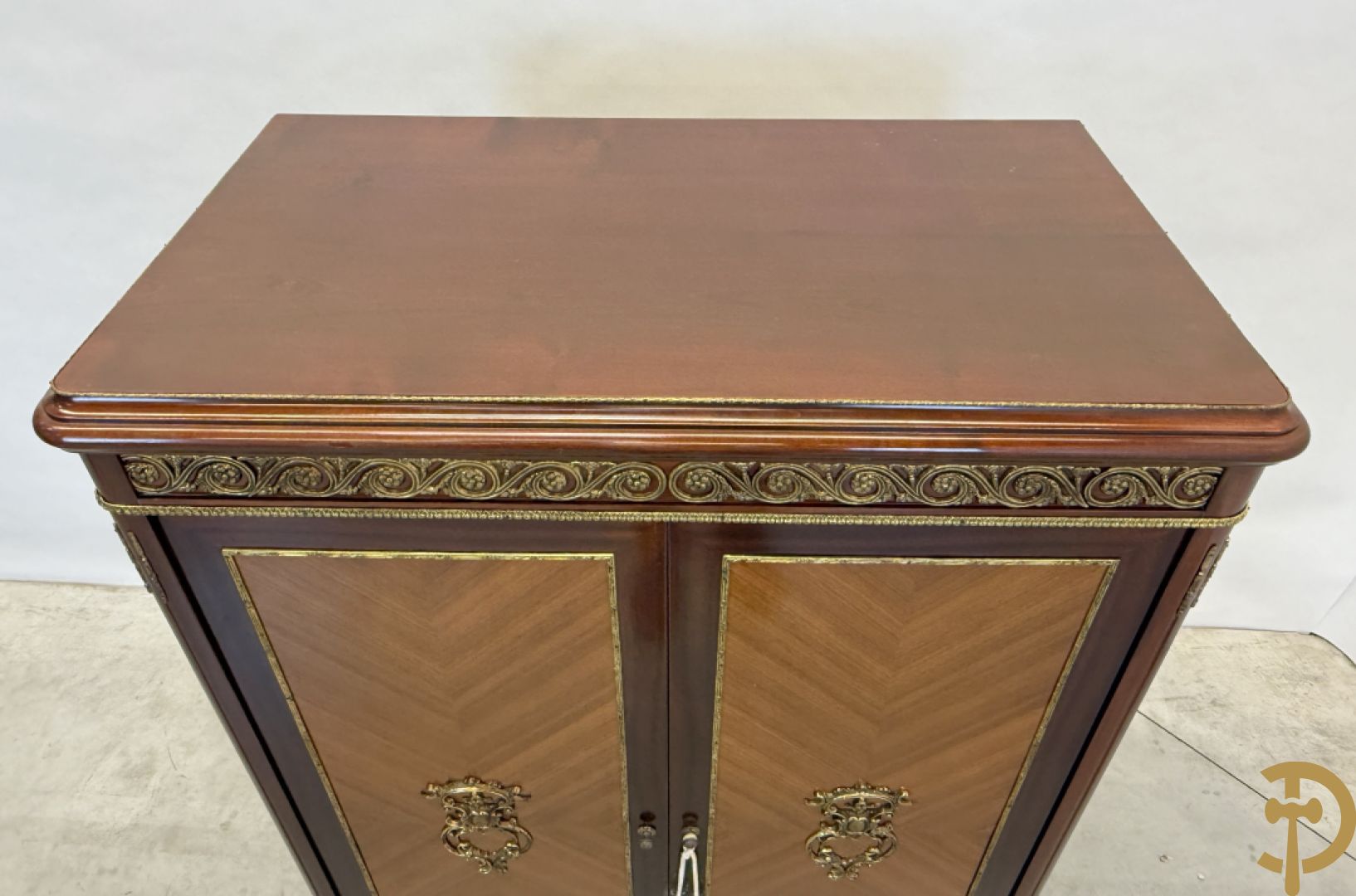 Notelaren tweedeurskast met bronsbeslag