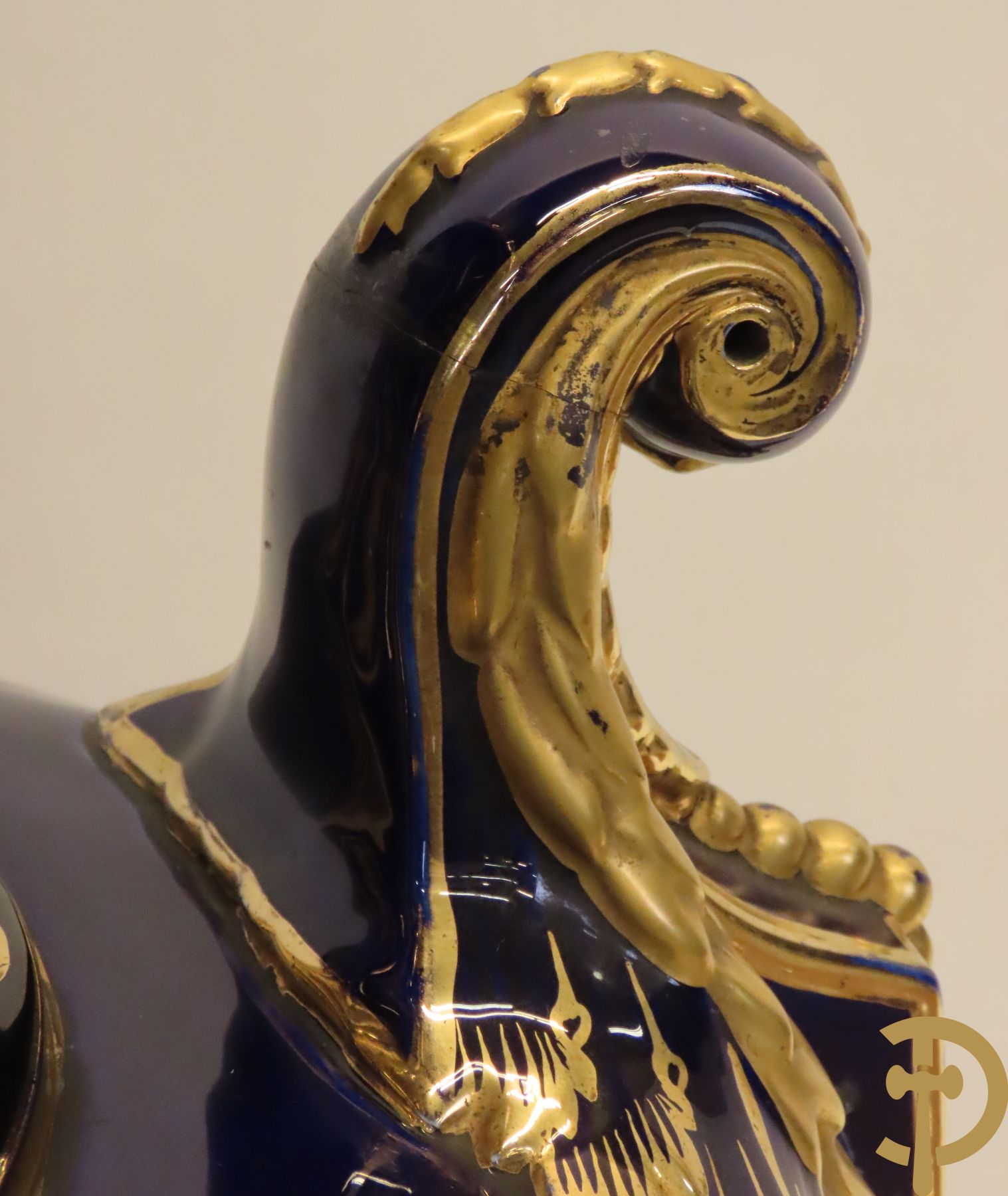 Grote kobaltblauwe porseleinen siervaas met deksel en accanthusranken opzij