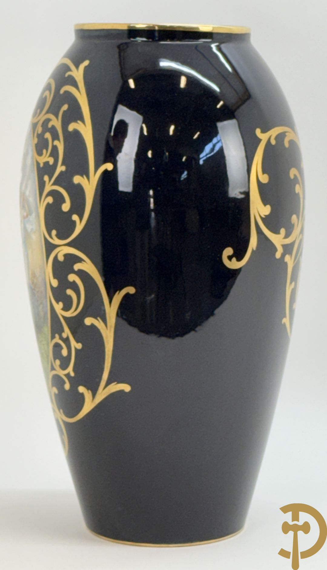 Porseleinen siervaas met idyllisch landschap met 4 dansende dames op blauwe fond, gemerkt Orly