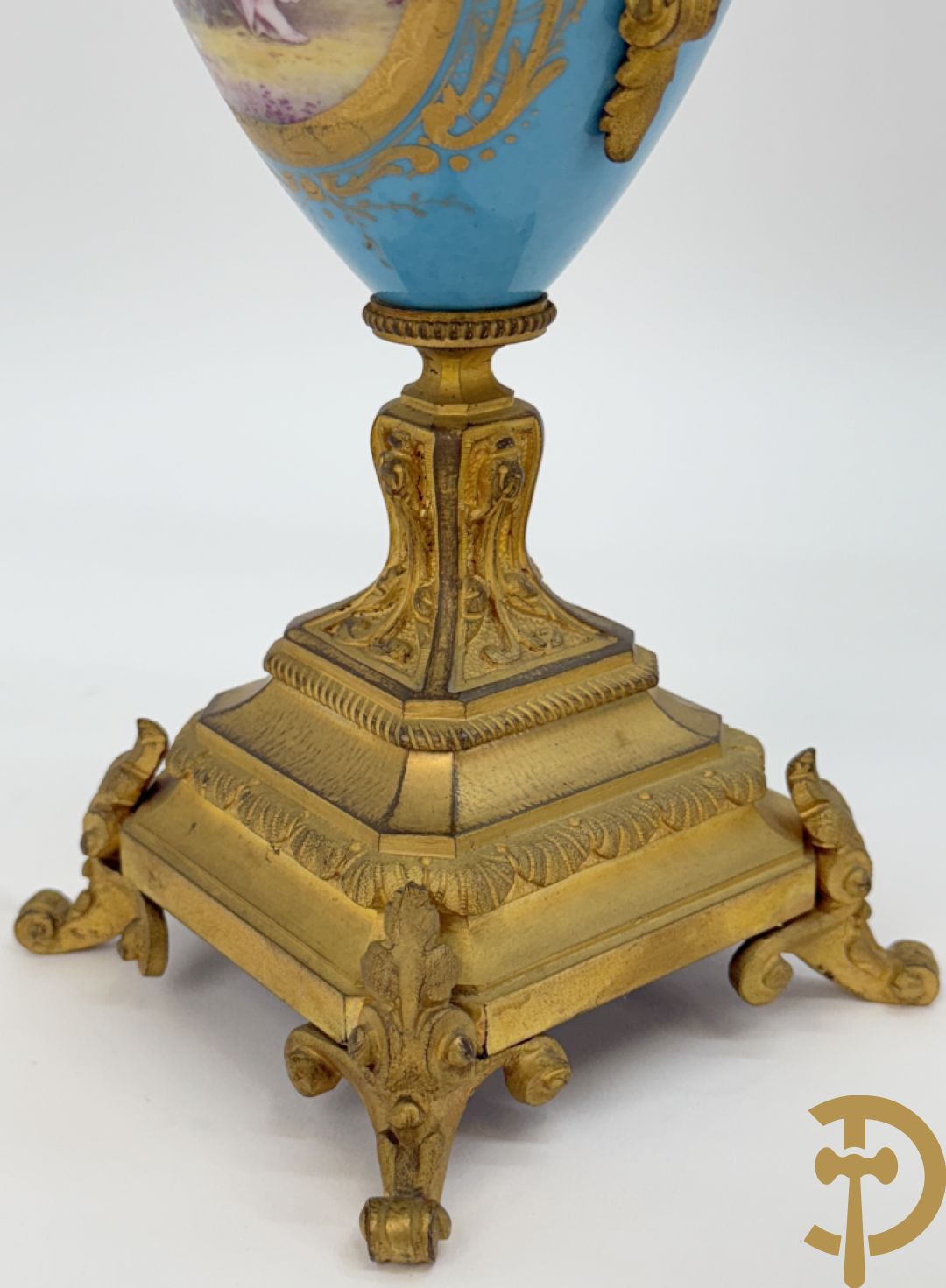 Paar Sèvres cassolettes met handbeschilderd romantisch decor van dame met cupido en landschapsdecor - met vergulde bronzen vierarmige kandelaar, Feccotte V. getekend