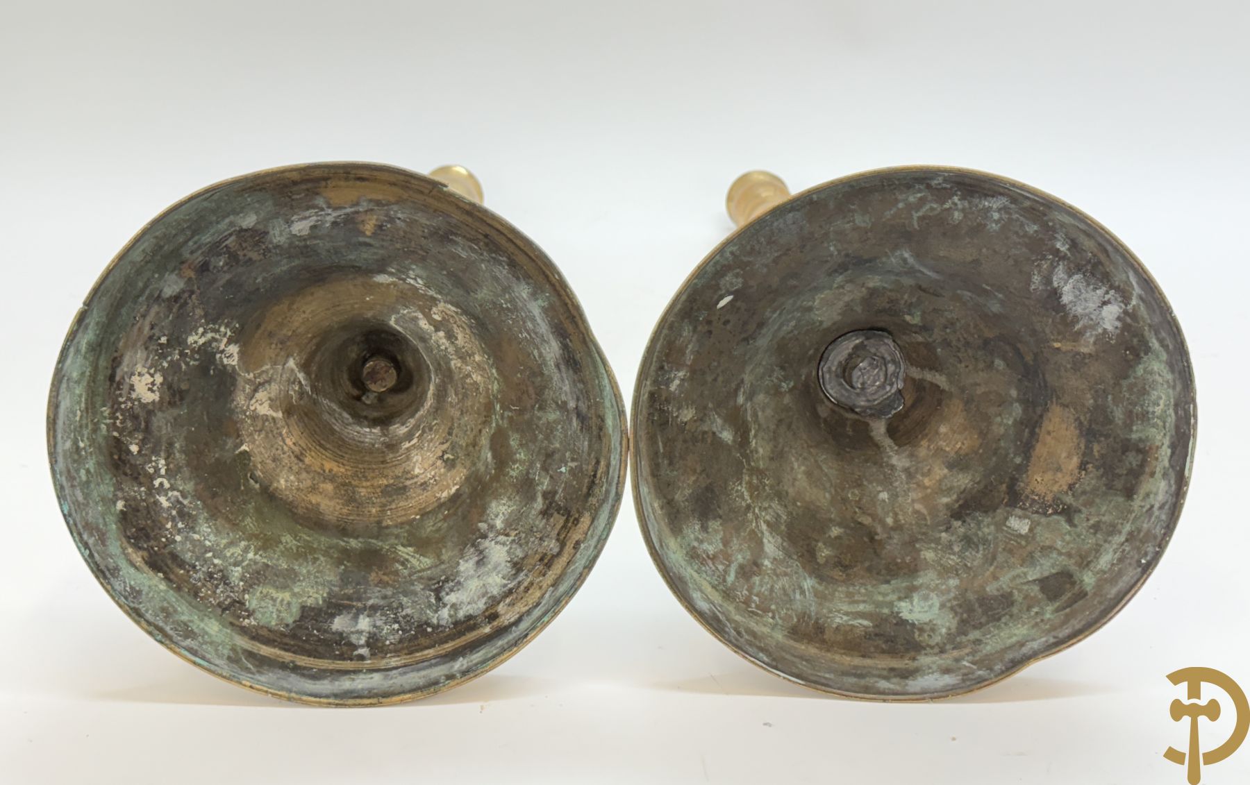 Paar antieke koperen kandelaars