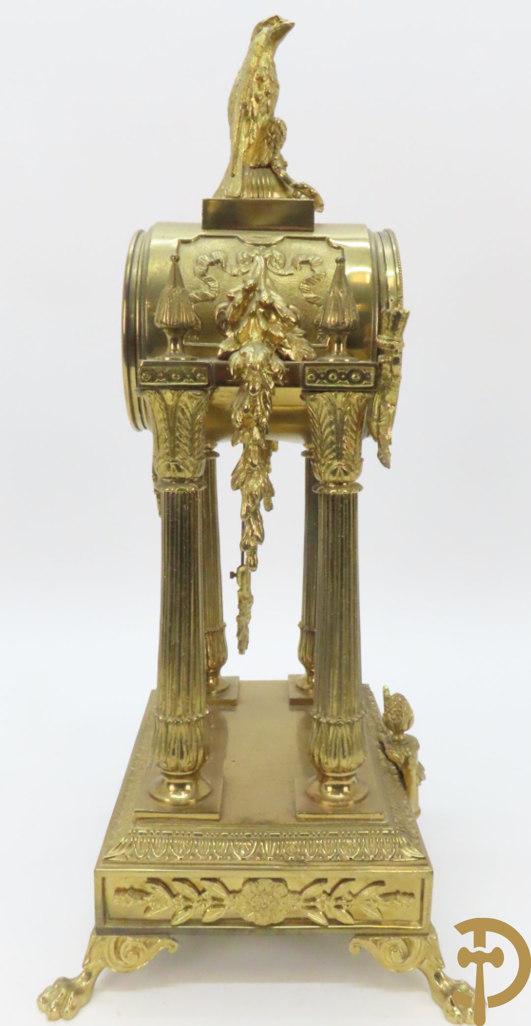 Driedelige bronzen garnituur bestaande uit middenstuk met 4 gecanneleerde zuilen en adelaar bezet + paar kandelaars