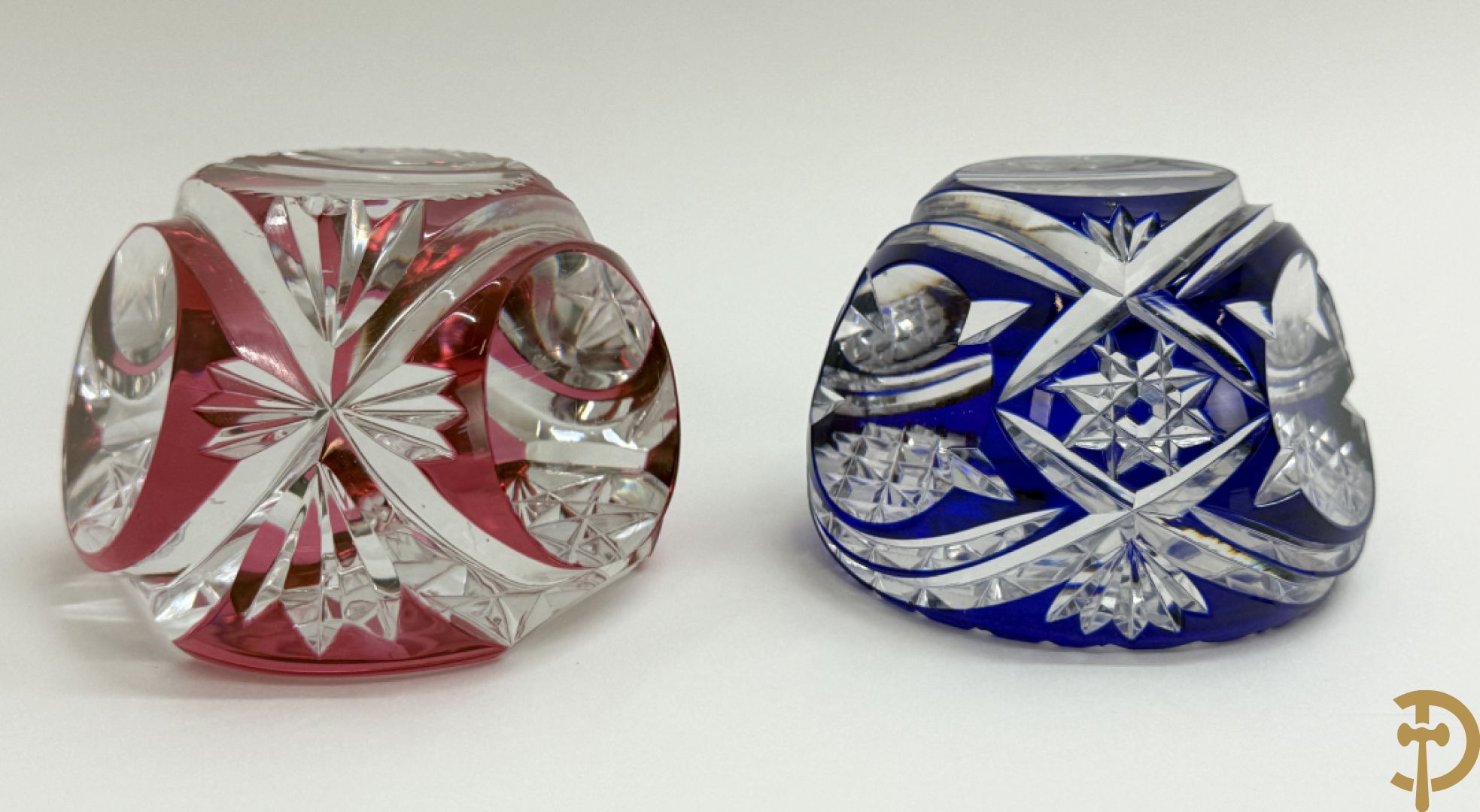 Twee presse papiers van Cristallerie d