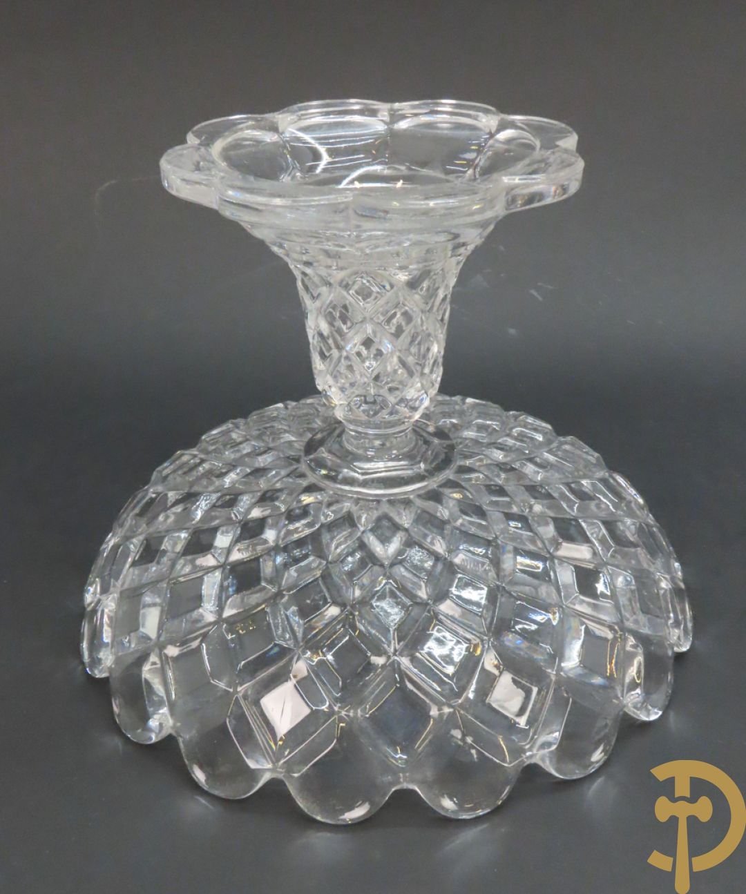 Paar geperste glazen Baccarat fruitcoupes