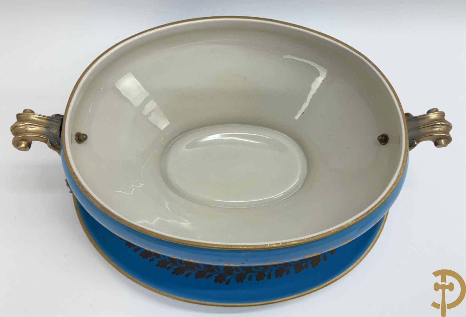 Hemelsblauwe dekselcoupe met decor van romantisch tafereel en bronzen ornamenten op onderschaal, ACF gemerkt
