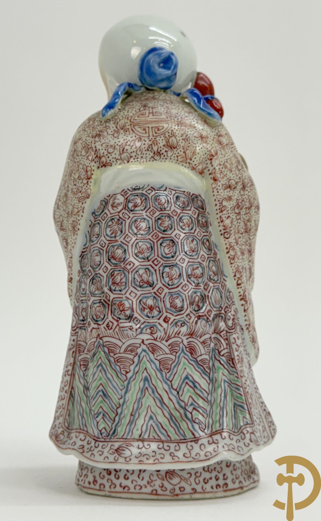 Vier Chinese porseleinen wijsgeren waarvan 1 gestempeld