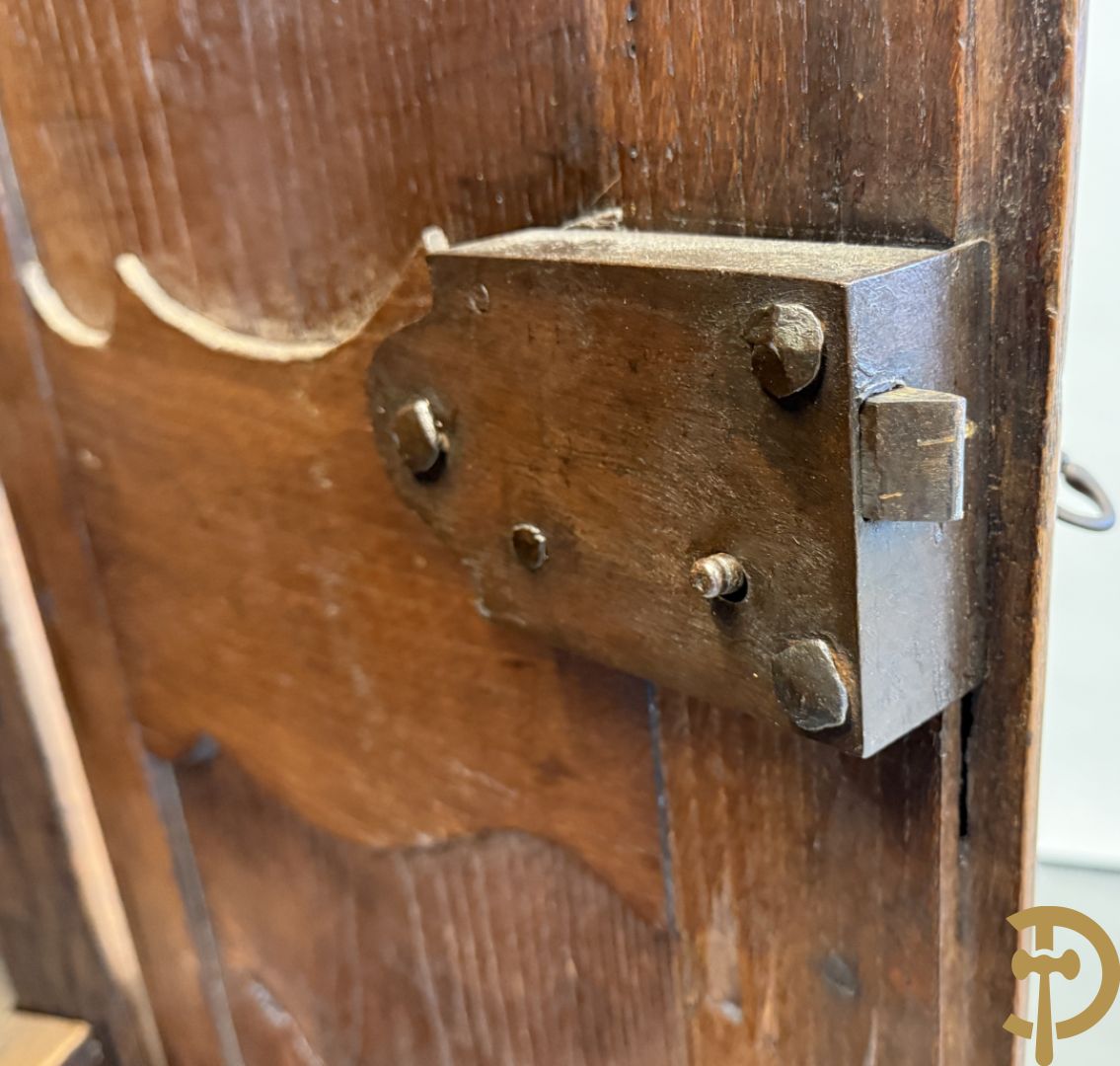 Massief eiken tweedeurskast met gezwaaide deuren op voluutvormige poten