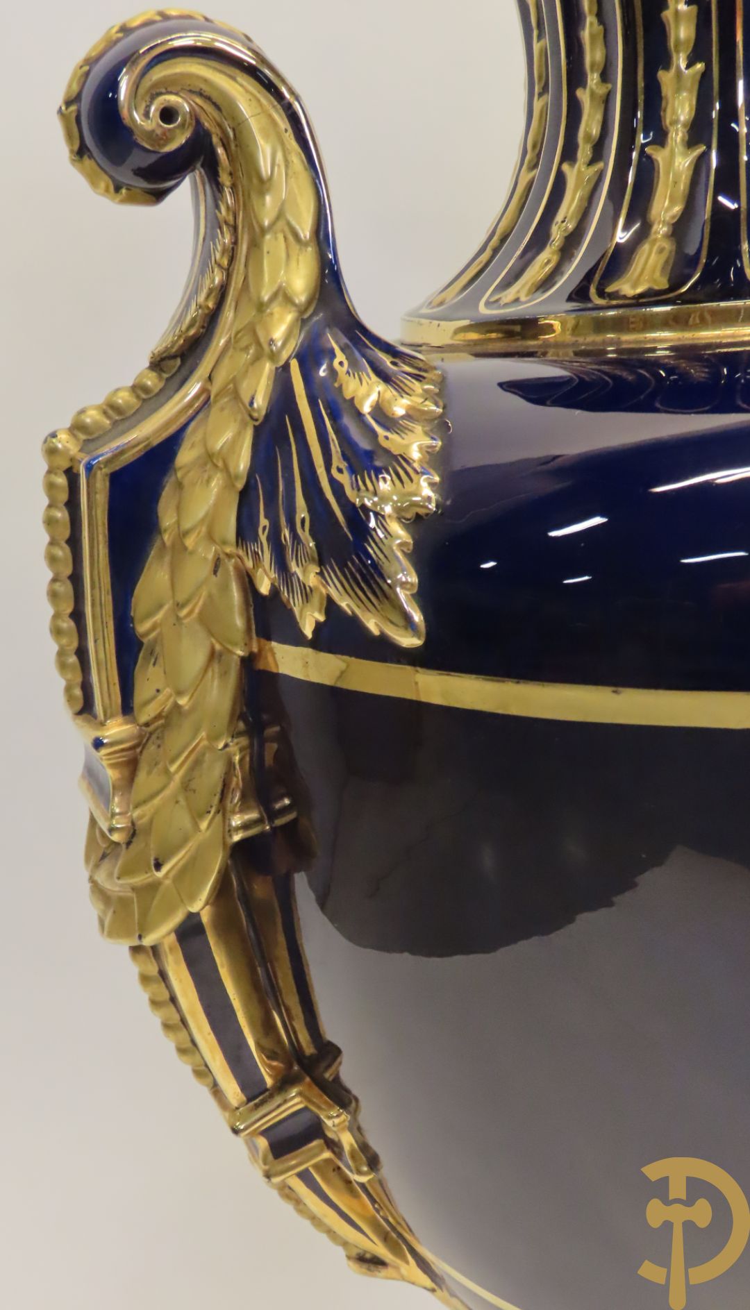 Grote kobaltblauwe porseleinen siervaas met deksel en accanthusranken opzij