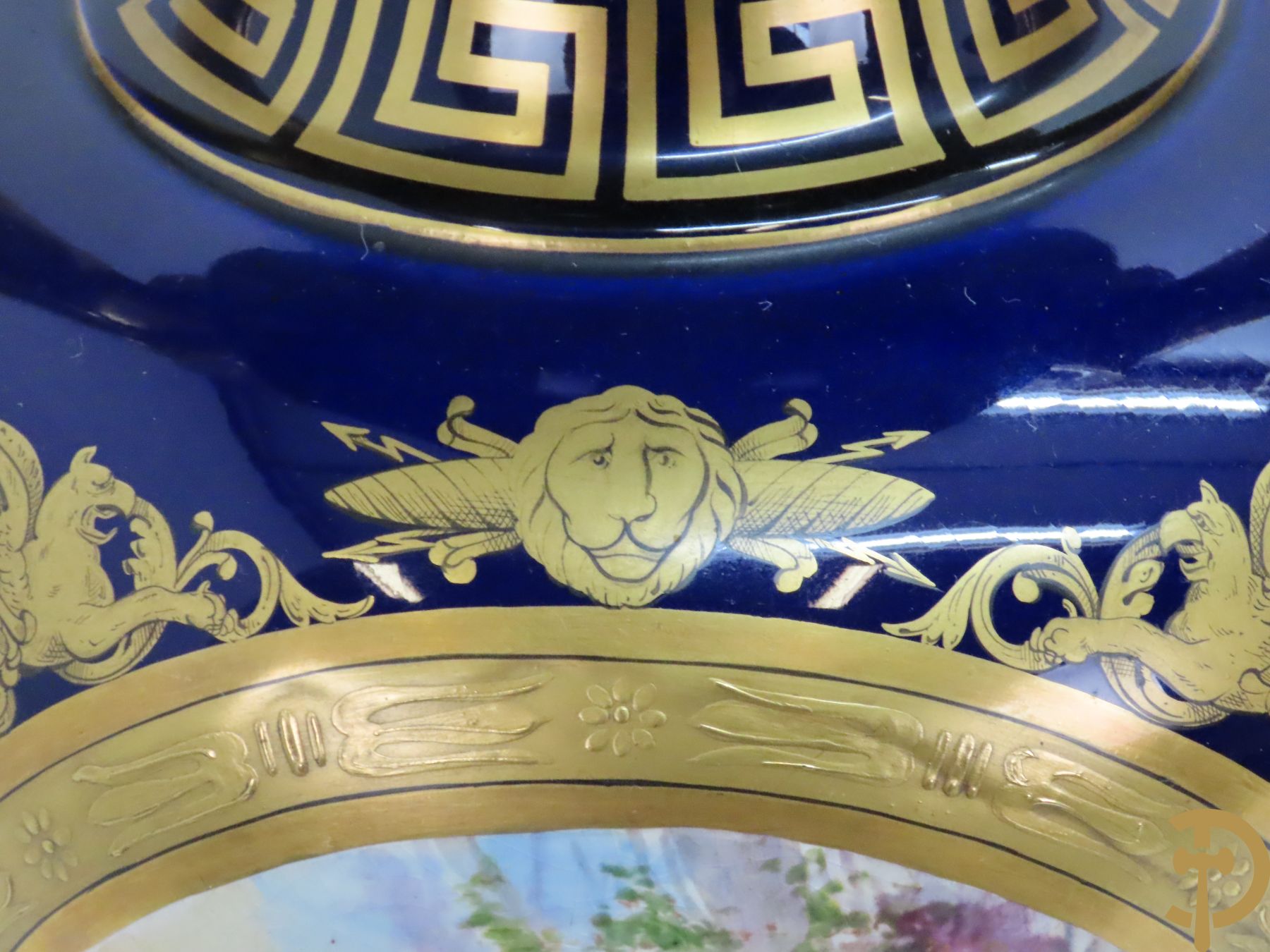 Paar kobaltblauwe vazen met romantische scènes, deels verguld - met 2 oren en leeuwenkoppen opzij, G.Etemod getekend
