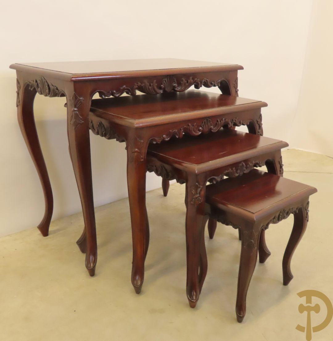 Vier inschuifbare mahoniehouten cigognetafels,  Louis XV stijl