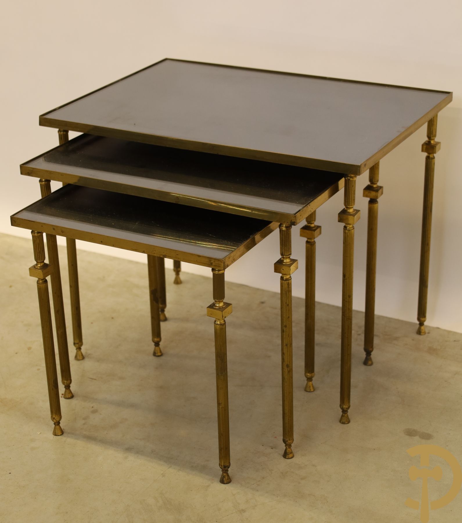 3 koperen cigognetafels met fumé glas