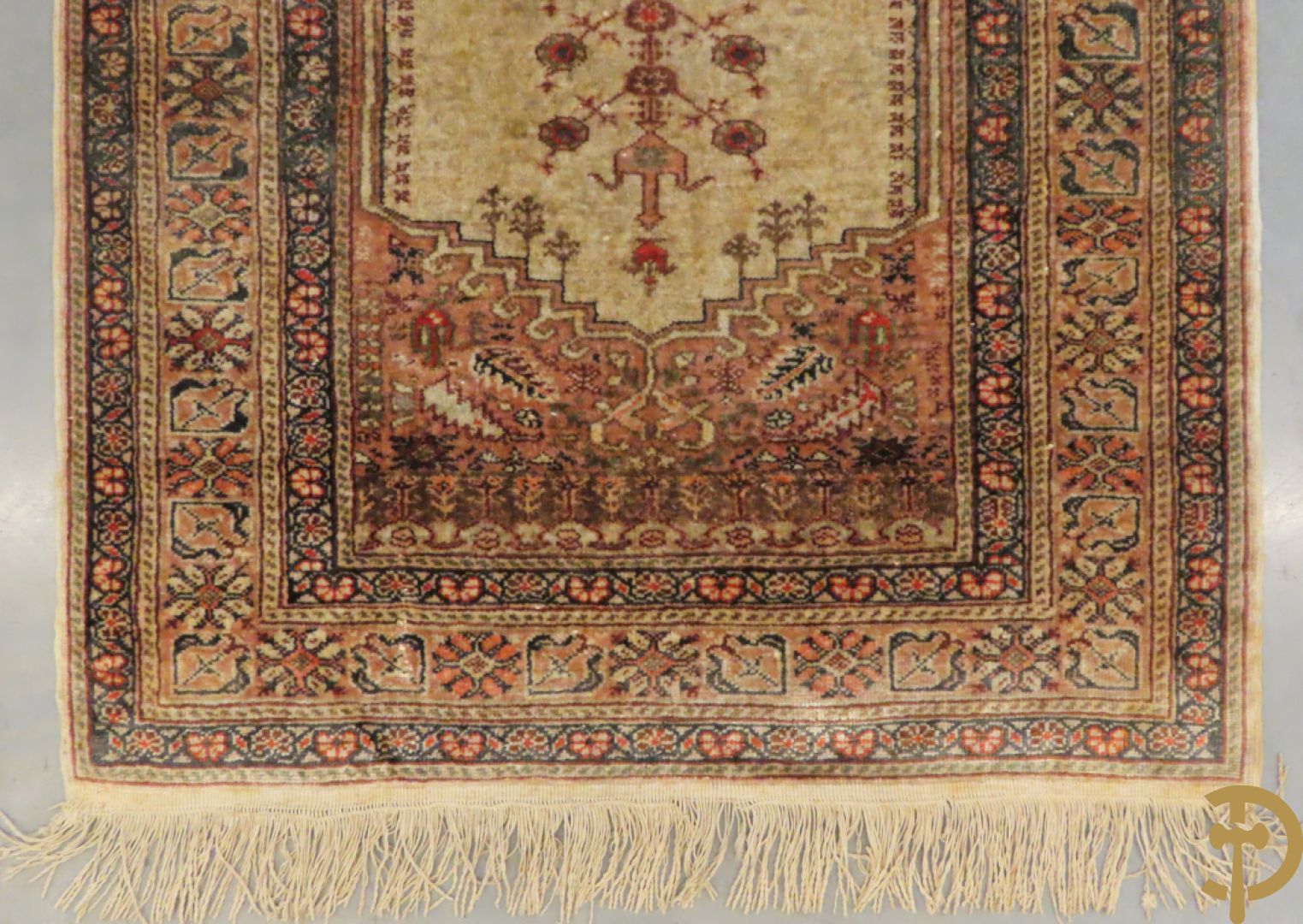 Oosters handgeknoopt zijden tapijt