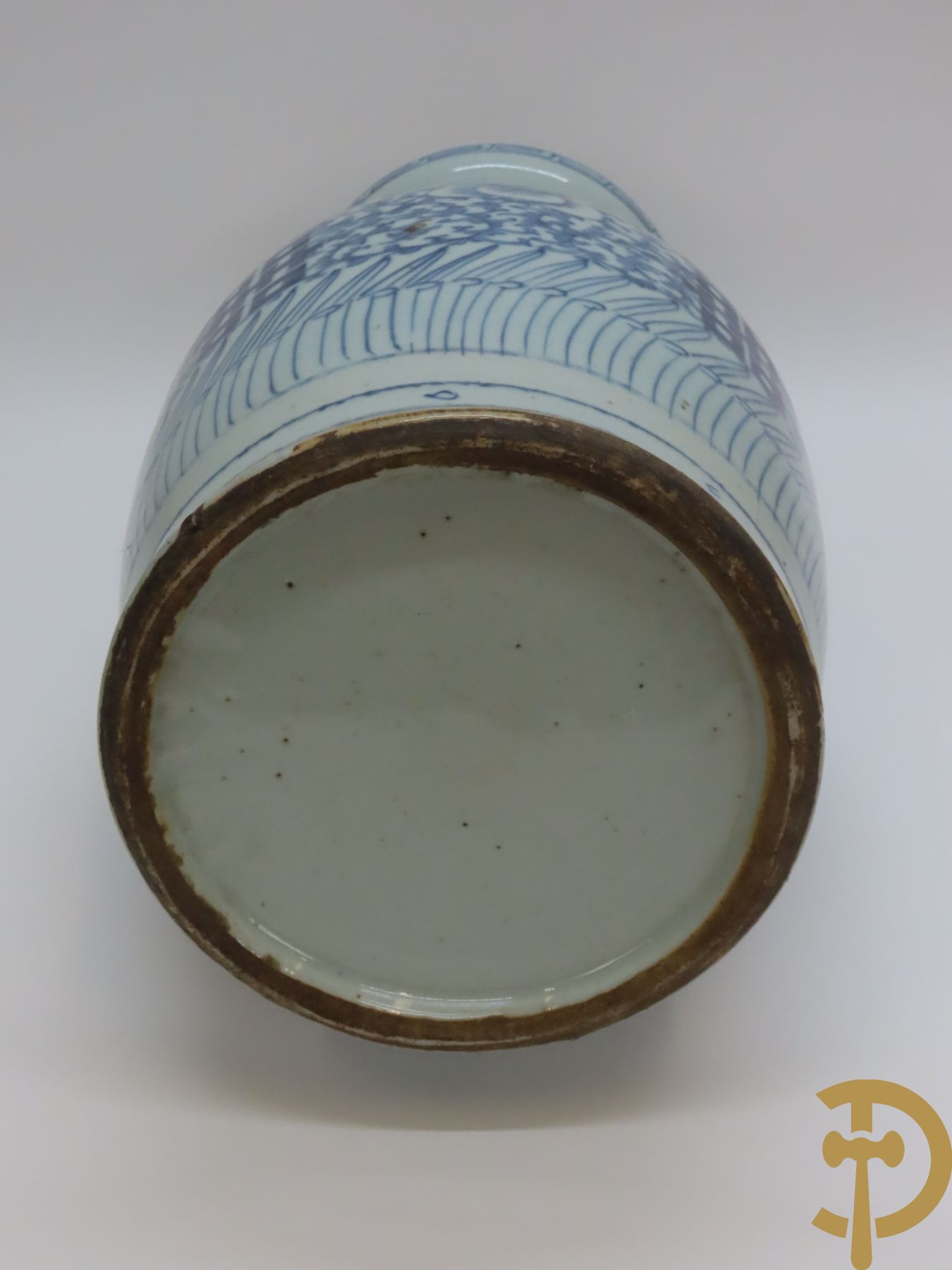 Twee Chinese porseleinen vazen met blauw/wit decor en Chinese tekens