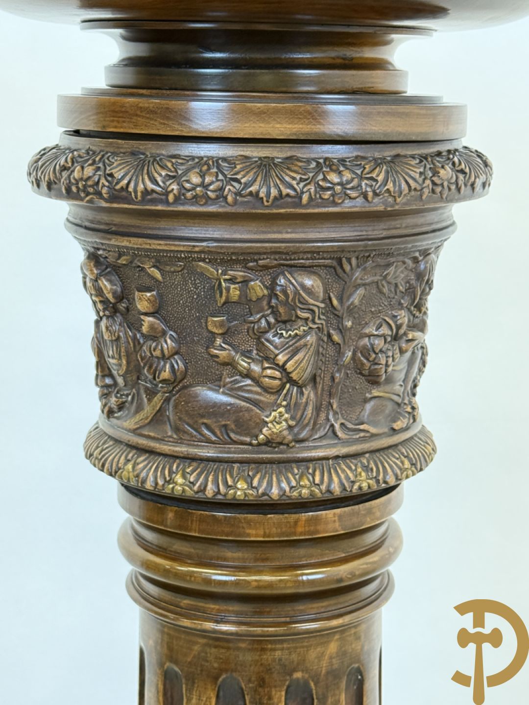 Gecanneleerde zuil met onderdelen in terra cotta bezet met basrelief van personages