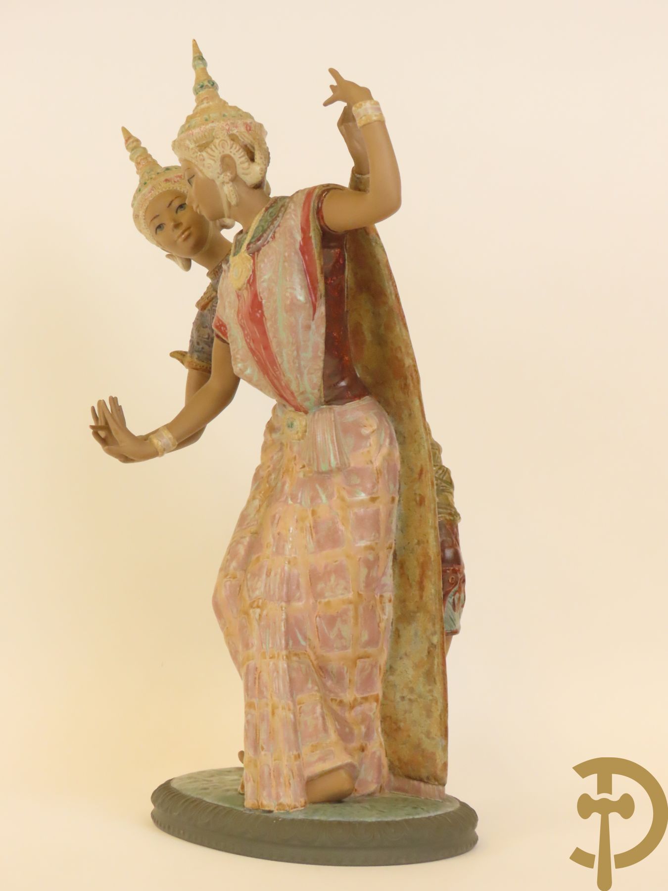 Thaise danseres met jongeman in keramiek, onderaan gemerkt Lladro
