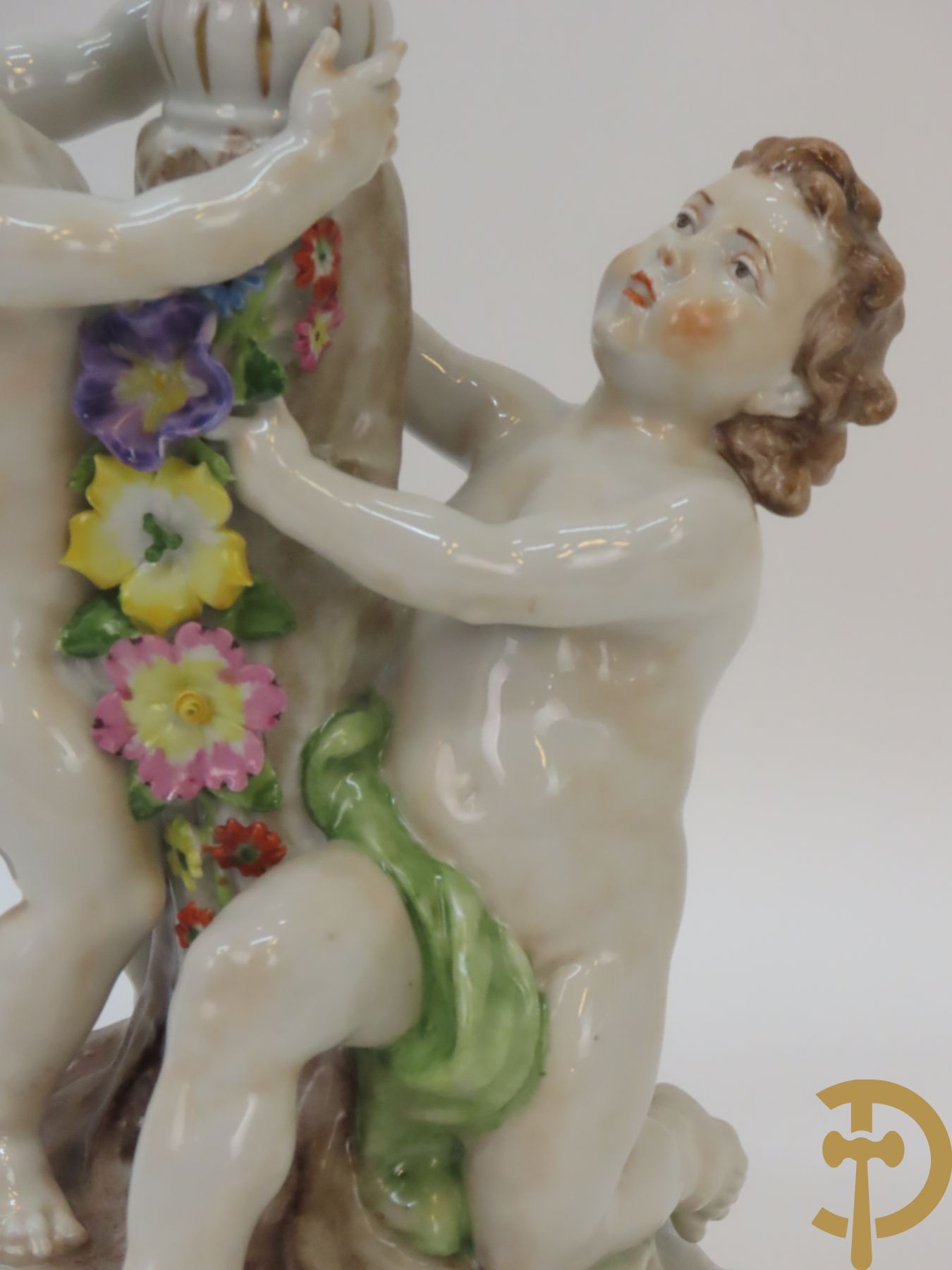 Twee porseleinen vijfarmige kandelaars met cupido