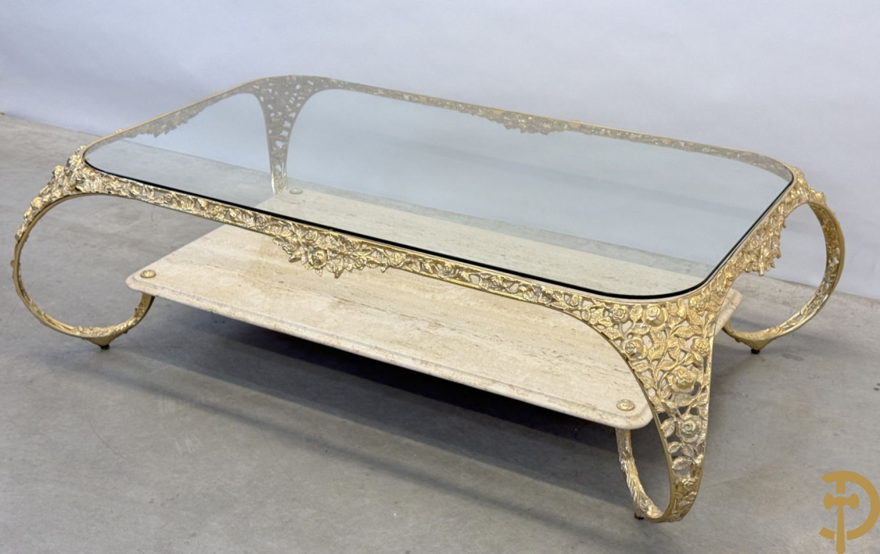 Salontafel met glazen blad op gebogen voluutvormige koperen poten gemaakt van bladranken - onderaan met travertin blad