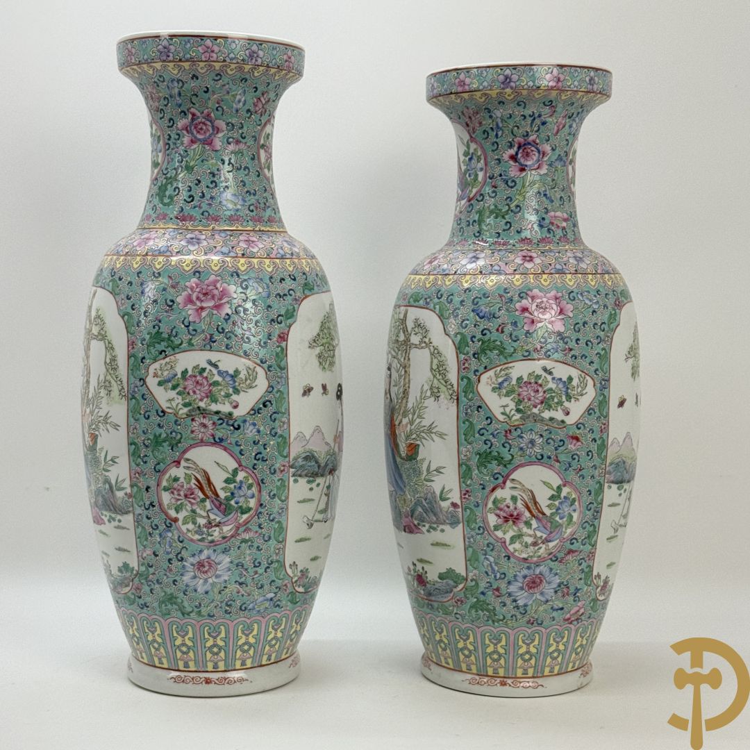 Paar Chinese vazen met geishadecor, rondom bezet met bloemen