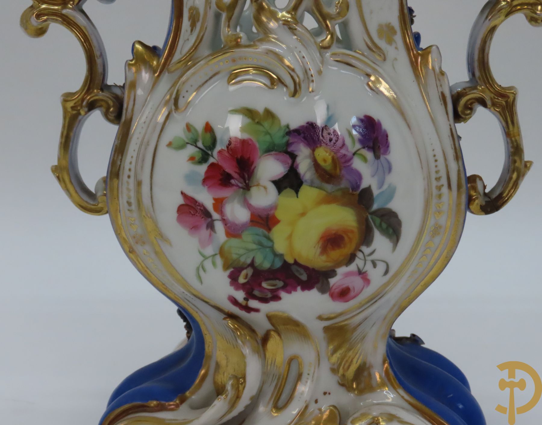 Porseleinen Franse cornetvaas geajoureerd met bloemenmotief, Vieux Paris + Vieux Paris coupe + porseleinen coupe met bloemenmotieven bezet