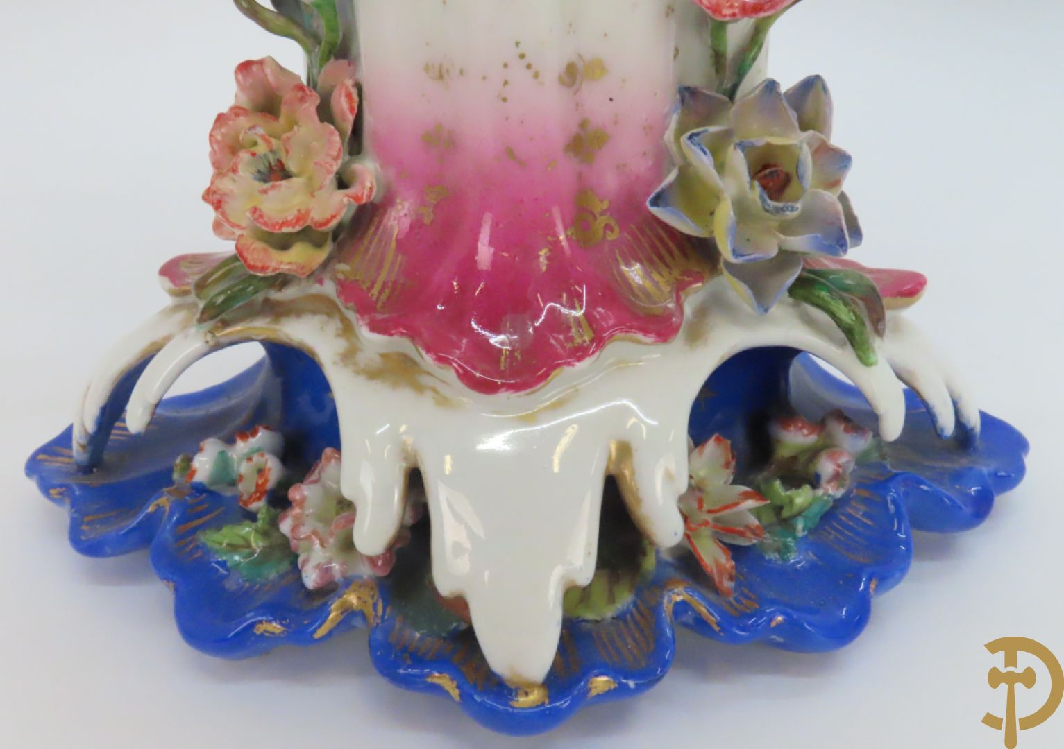 Paar Vieux Paris cornetvazen met rocailles, 19e