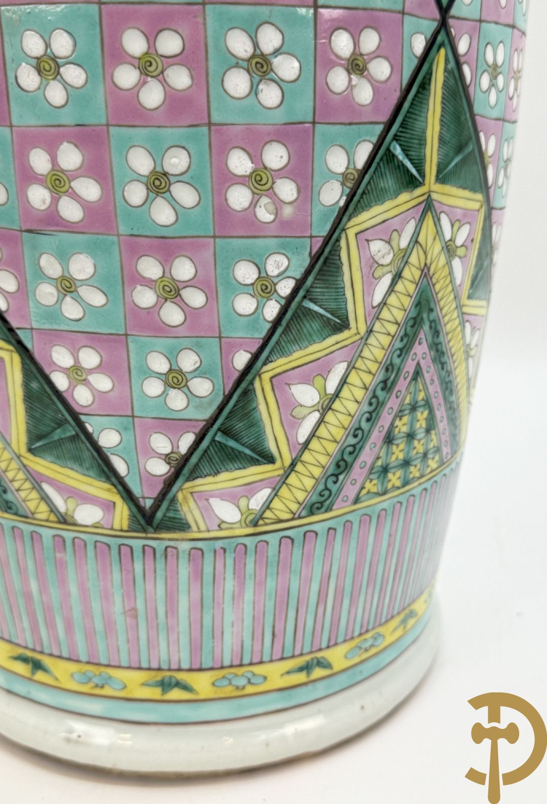 Chinese porseleinen vaas met ruitvormen en geometrische patronen, bovenaan met fo honden bezet