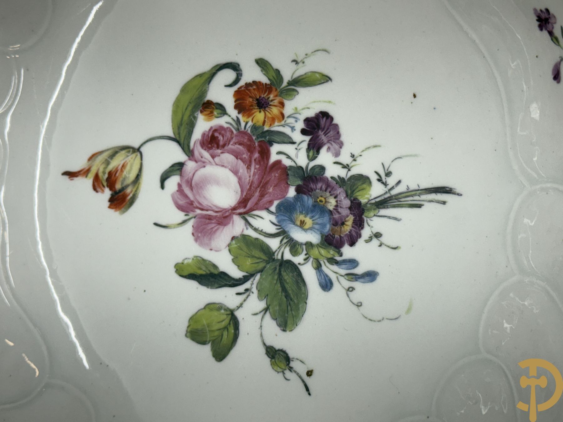 Porseleinen groentenschotel met handbeschilderd bloemendecor, Doorniks, onderaan gemerkt, 19e