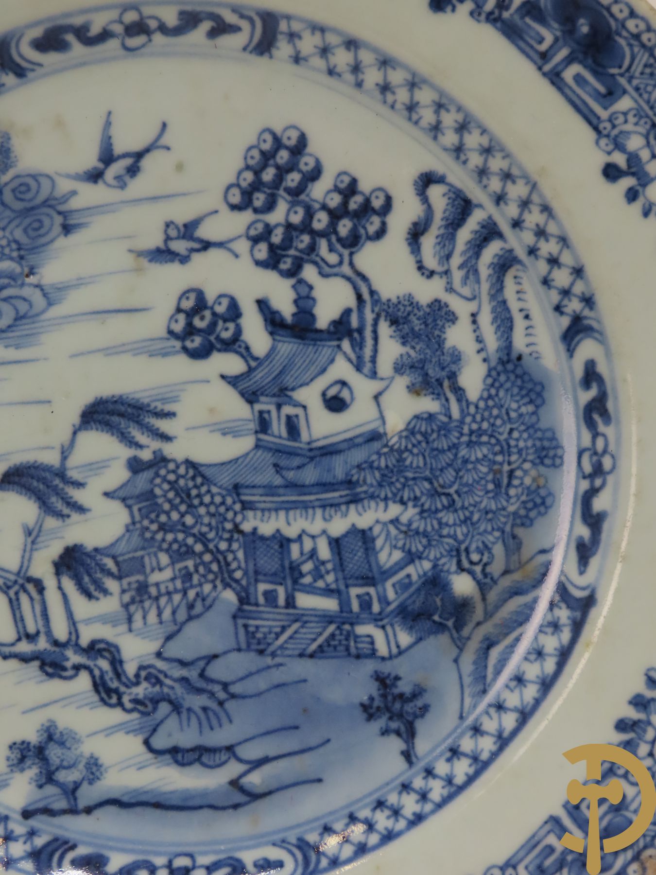 Drie Chinese blauw/wit porseleinen bordjes met landschapsdecor + Chinese porseleinen potiche met landschapsdecor