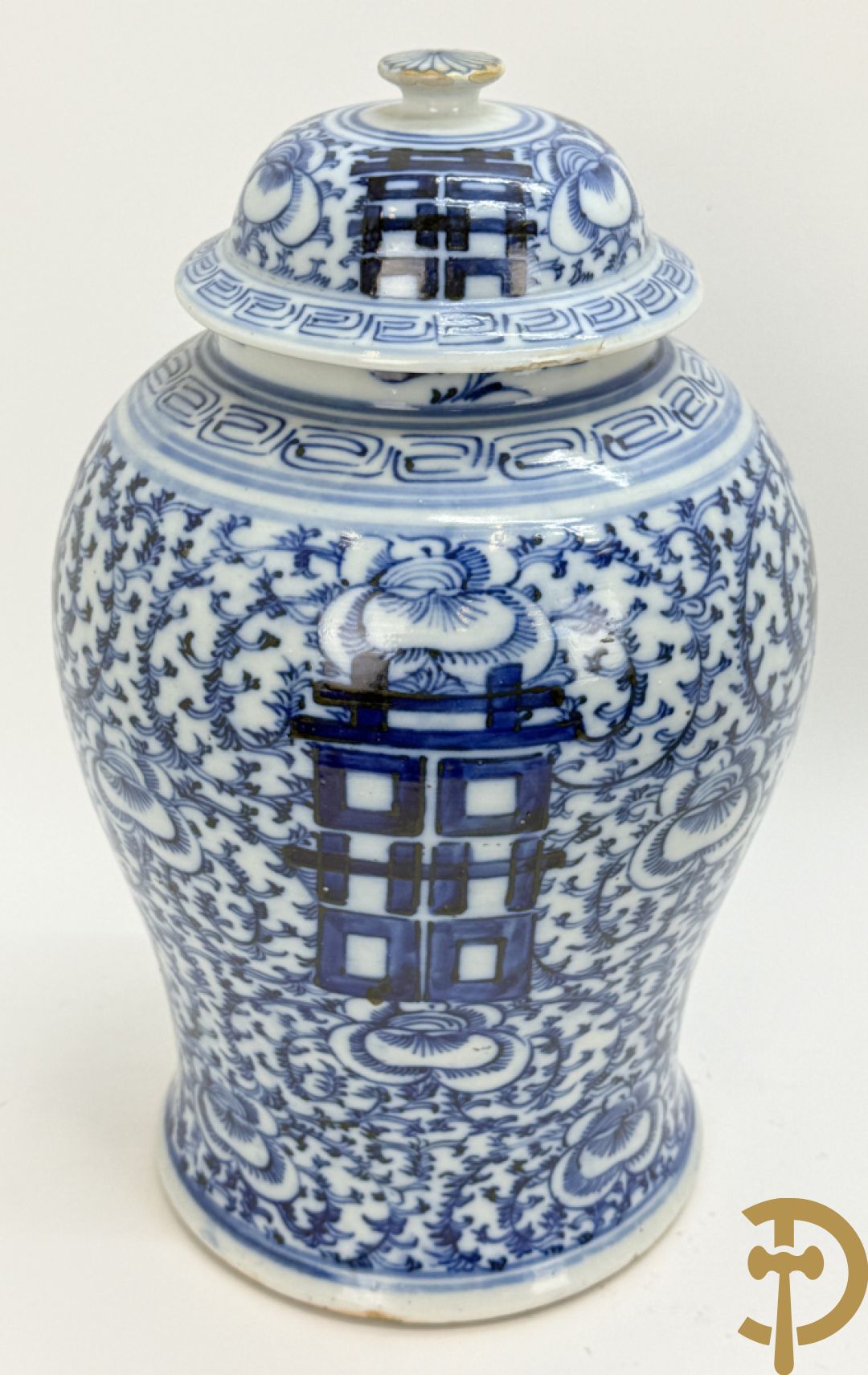 Paar blauw/witte Chinese porseleinen dekselpotiches met bloemen en Chinese tekens