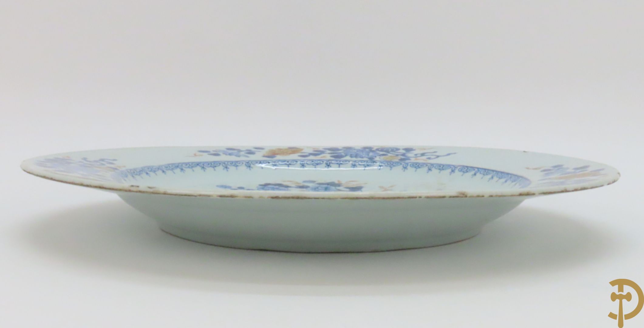 Porseleinen Imari bord met dierenmotieven in florale omgeving