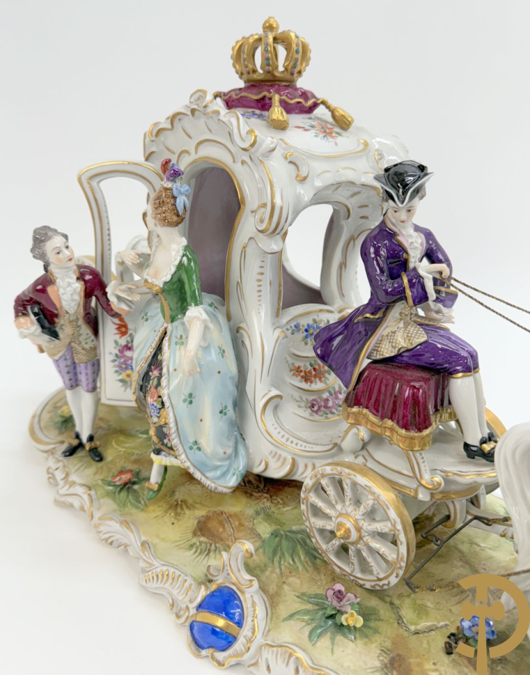Porseleinen meerkleurige groep met koets, edeldame, lakei, ruiter en 2 paarden