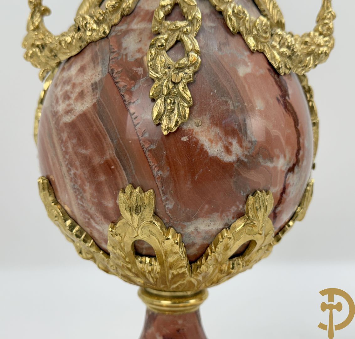 Paar marmeren cassolettes met zwanehalzen en guirlandes